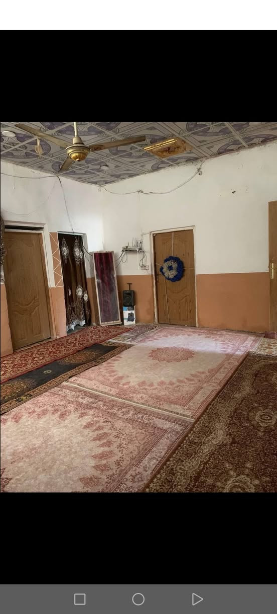 سلام عليكم بيت للبيع شارع المعمل القديم قرب محطه حجي وحيد 3غرف ومطبخ وصاله وبراني وطارمه هم صحيات بيت كامل من كلشي السعر 22  رقم الهاتف '***********
