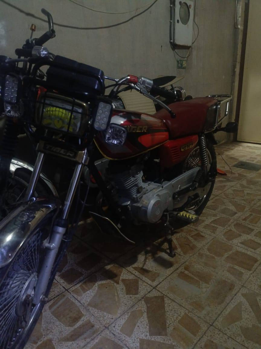 دراجه للبيع 👇🏻
١. دراجه نوع تايكر ابو درع 🛡  مديل  2020 
٢. اربع كير  💫
٣.وزن ثقيل 
٤. بي مفيس...  بس  يرادلها ترقيم و تصير دراجه اصولي 

 ٥. شرط مكينه ما مفتوحه شرط  تروح تفحصها وين متريد برغي ما مفتوح بيها. 

٦. كهربائيات شغاله 
 ملاحظه......🔷 خوذه اصليه لون اسود يجي جامين   مضلله + عاديه  تجي  مع الدراجه  هديه   
(سعر 700 و بيها مجال) 

لاستفسار اكثر  عليك الاتصال على الرقم التالي 

🔸رقم هاتف *********** 🔸
