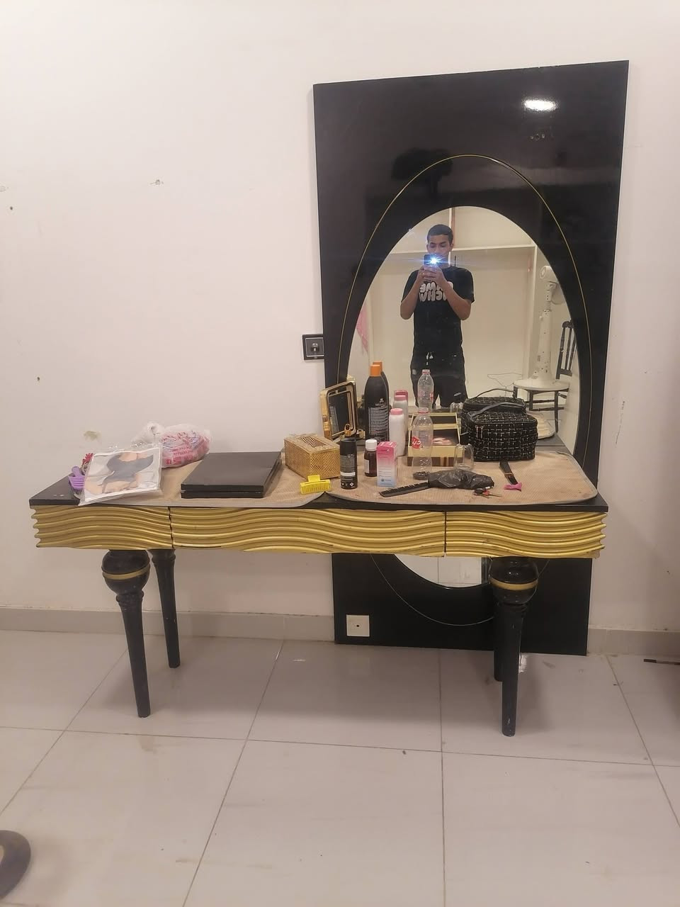 لبيع غرفه كامله ونضيفه سعر غرفه 250وبيه مجال ***********

