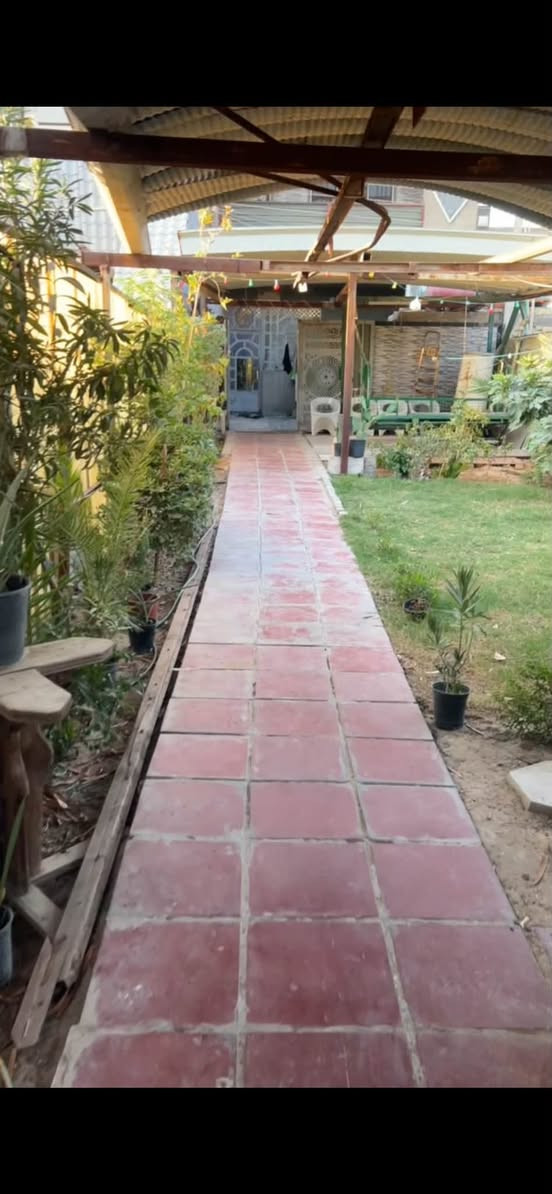 🏡 عقار استثماري وسكني مميز للبيع في بغداد - الأمين الثانية 🏡
للبيع (بيتين متجاورين) كل بيت طابقين ونصف في منطقة الأمين الثانية (رئاسة المعلمين) قرب قرية الشهيد نعيم. موقع حيوي ومخدوم بالكامل، مثالي جداً للسكن العائلي المشترك أو للاستثمار.
🌳 الميزة الخارجية الفريدة:
 حديقة أمامية خاصة: مساحة واسعة ممتدة أمام البيتين بطول 20 متر ومزروعة بالكامل، مسيجة ولها باب خارجي مستقل لتوفير خصوصية تامة وأمان للأطفال أو لكراج السيارات.
📌 تفاصيل البناء والتقسيم:
 المساحة الكلية للأرض: تقريباً 400 متر مربع 
 البيت الأول (واجهة 5 متر): بناء أمامي حديث طابقين ونص + بناء خلفي قديم (غرفتين كبار وترك).
 البيت الثاني (واجهة 6 متر): بناء أمامي حديث طابقين ونص + بناء خلفي قديم (غرفتين كبار وترك).
📌 خدمات المنطقة والموقع:
 نوع الأرض: زراعي.
 الخدمات: تبليط ورصيف، شبكة مجاري، ماء إسالة، كهرباء مستقرة + خطوط مولد.
 المرافق القريبة: منطقة مخدمة بالكامل تحتوي على أكثر من سوق، عدة مدارس بمختلف المراحل، وقريبة من المستشفيات.
💰 السعر المطلوب للبيتين معاً:
 275 مليون دينار عراقي.
📞 للاستفسار والمعاينة:
 يرجى المراسلة على الخاص أو الاتصال على الرقم: [***********]

