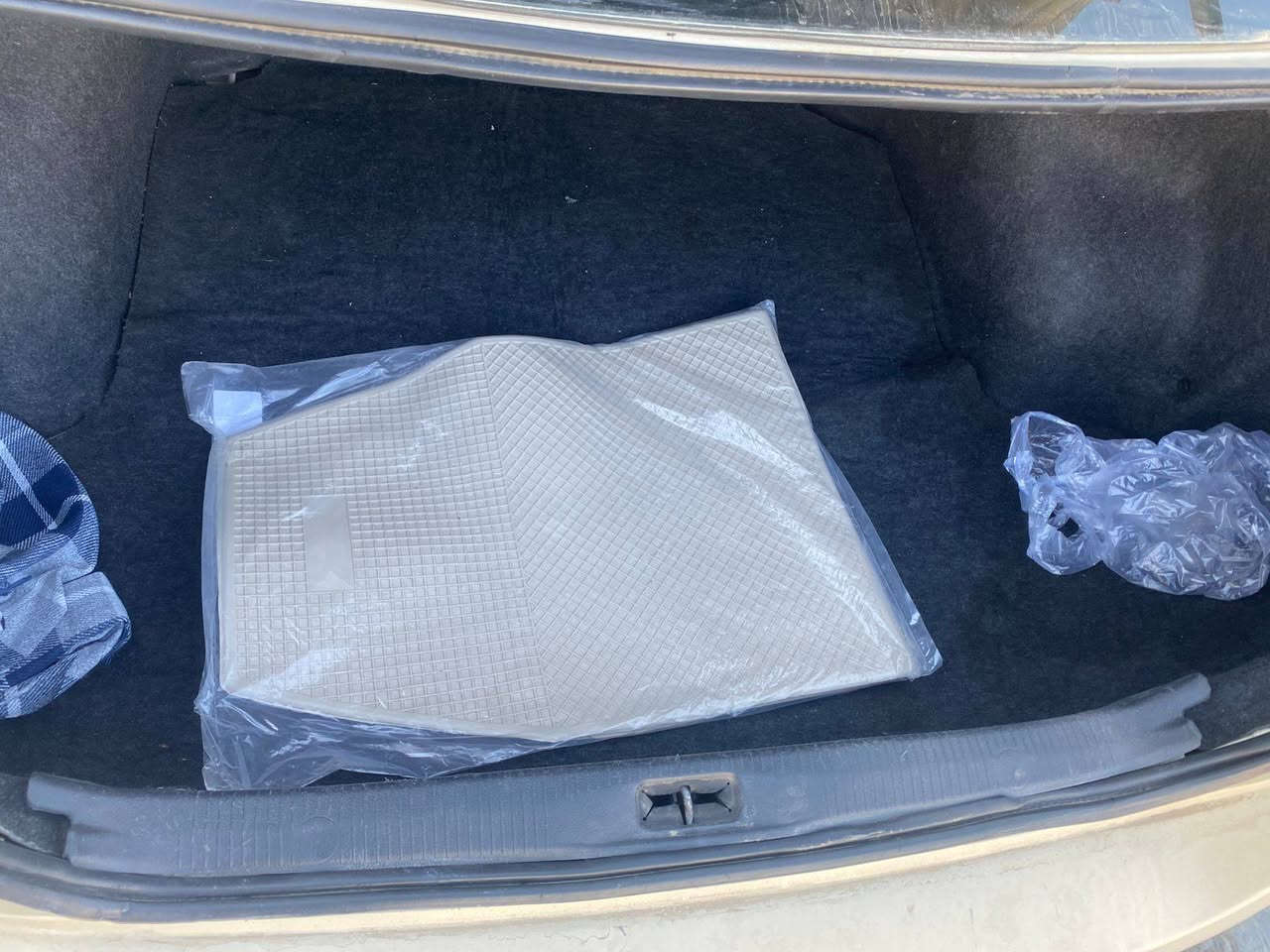 نیسان ئاڵتیما 2012
گێڕ و مەکینەی بەشەرت لۆک
***********
***********
تەبرید بەشەرت 
تەقەو ڕەقەی بەشەرت 
گێڕ و مەکینەی بەشەرەت
کارەبای بەشەرت
پێشی یەک قرچی بەسیت
دوای قرچێکی بەسیت
شان و سەقف و ناو درگای شوشەیە
مەسروفی تیا نیە
ناوی جوانە 
دەری جوانە
بەسمەیە
درگا بەسمە
گێڕی عادی
سەیارەکە ئەکرێتەوە بە قسوسی معامەلاتی بۆ ئەکرێت
تا ئەوکاتە وەکو تەکسی لێ ئەخوڕێت دوای ئەبێ بۆیاخ بکرێت تۆی کڕیار بەس پارەی بۆیاخت لەسەرە

***********
*********** السليمانية, العراق
