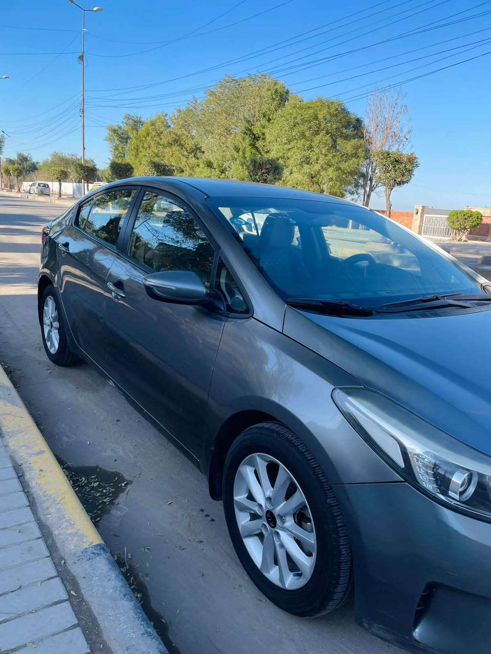 سلام عليكم كيا سيراتو خليجي ماشيه ١١٠ الف كيلو كلش نظيفه السياره وبلاديه رقم بغداد الجديد بيه قطعه وحده صبغ والسونار موجود ويه الصور السعر ١٢٧ ورقه للاتصال *********** بغداد, العراق
