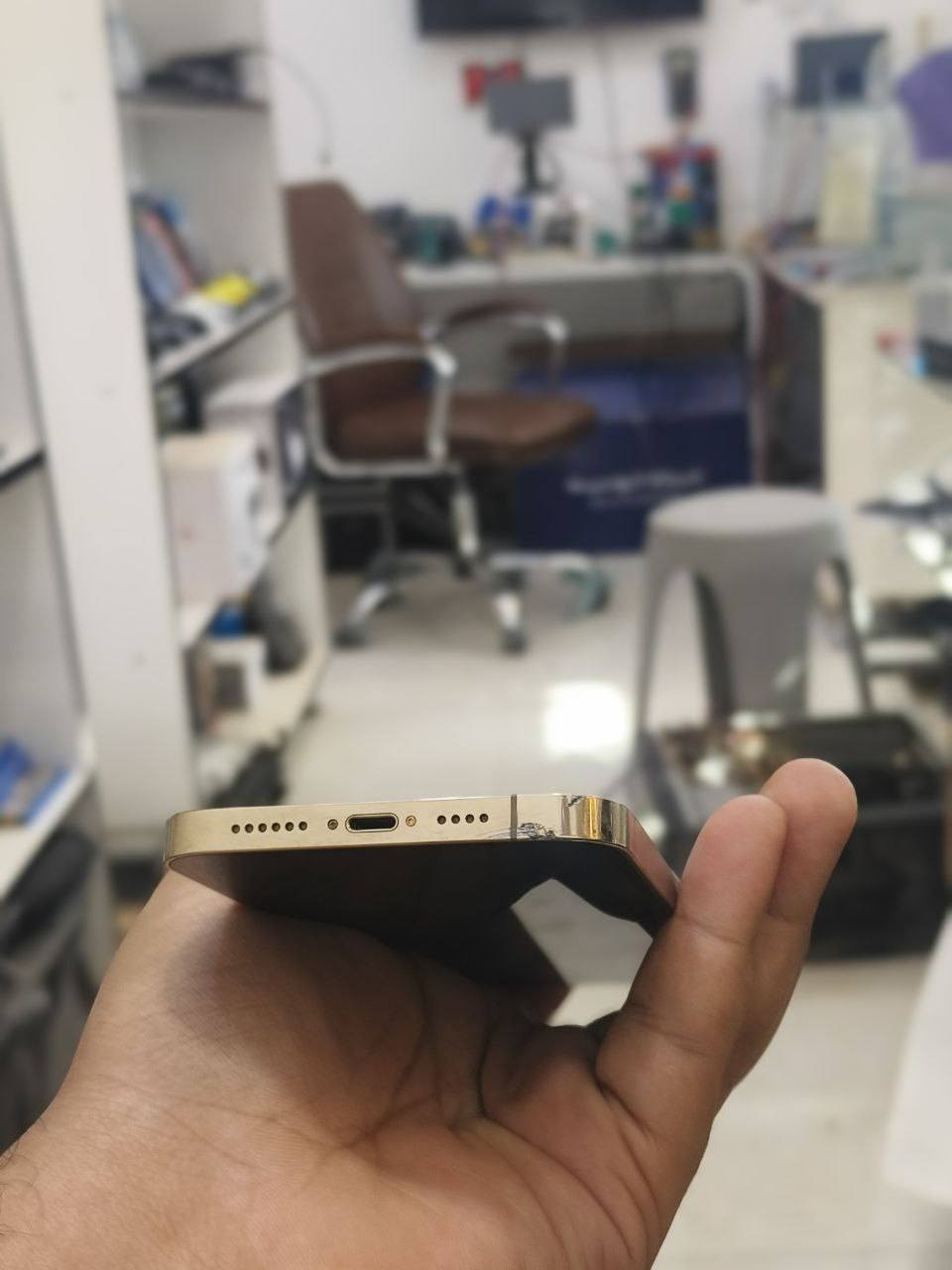 13 برو ماكس امريكي مكفول!! 
سلام عليكم 
13 برو ماكس مكفول مامبدل بي ولا قطعه شرط علفحص 
ذاكره 256
بطارية ٨٦
كله شغال مابي اي مشكله 
بس بي شخط من جوه موضح بلصوره 
السعر 650 وبي مجال 
*********** بي واتساب
