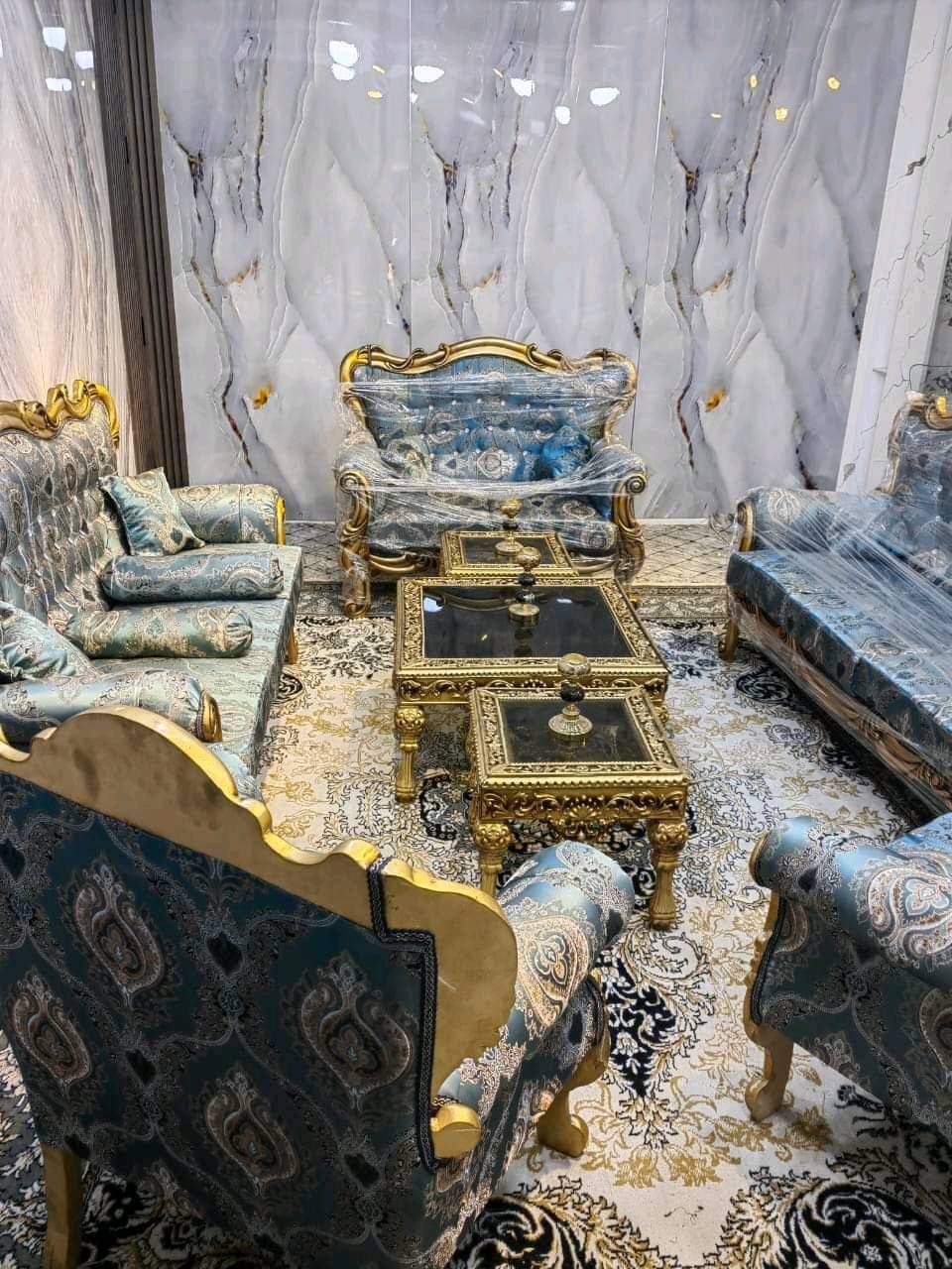 هذا تخم جميل وفخم يتكون من مجموعة كراسي وكراسي مزدوجة مع طاولات زجاجية. يتميز بتصاميمه الرائعة وحفره الذهبي الفاخر الذي يمنحه لمسة من الأناقة. الأقمشة المستخدمة ذات جودة عالية وبألوان متعددة تناسب مختلف الأذواق. مناسب لغرف المعيشة الكبيرة حيث يضفي عليها جمالاً ورونقًا مميزًا. 