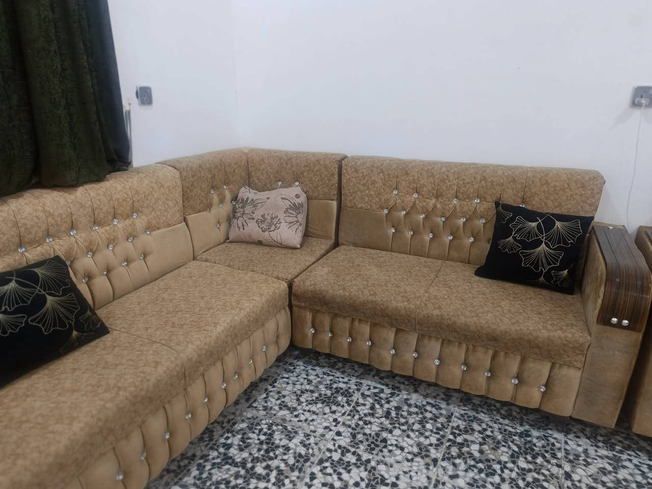 السلام عليكم تخم تسكام للبيع مسكمة بمليونين محتاج وريد ابيع بمليون وبي مجال حك الجية الشراي يتصل 
***********
