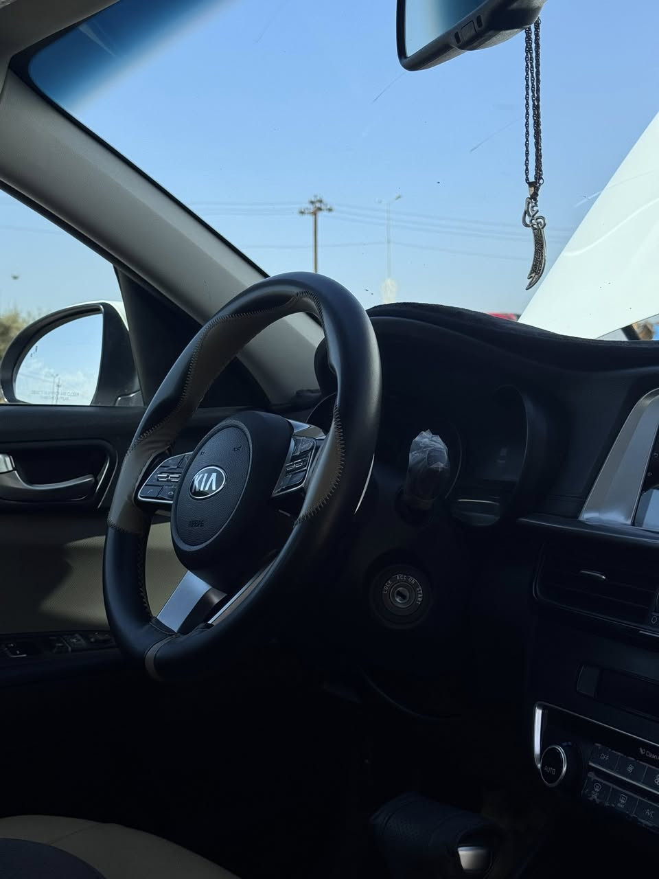 السلام عليكم ورحمة الله للبيع :
كيا اوبتيما موديل 2020 السيارة كفال عامه 
خليجي محرك 2400 السيارة جاهزة بالكامل دوشنه كشنات شاشة كامرة خلفية مري شفط تخم تاير جديد السيارة ماشية 100 الف سونارها مرفق بالمنشور  عارضها ب195 للاستفسار : ***********
