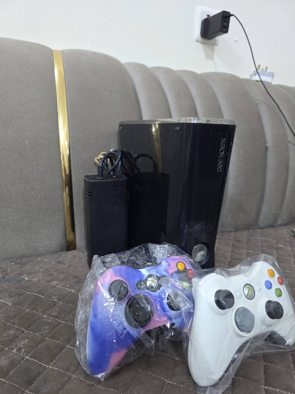 اكس بوكس 360مهكر نظام ارورة حيل حيل نظيف يحتوي على 141لعبة ويحتوي على 2جوستك وغراضه كله بلادي شرط الفحص السعر 130وبي مجال للطيبين توصيل جميع المحافظات متوفر ***********
