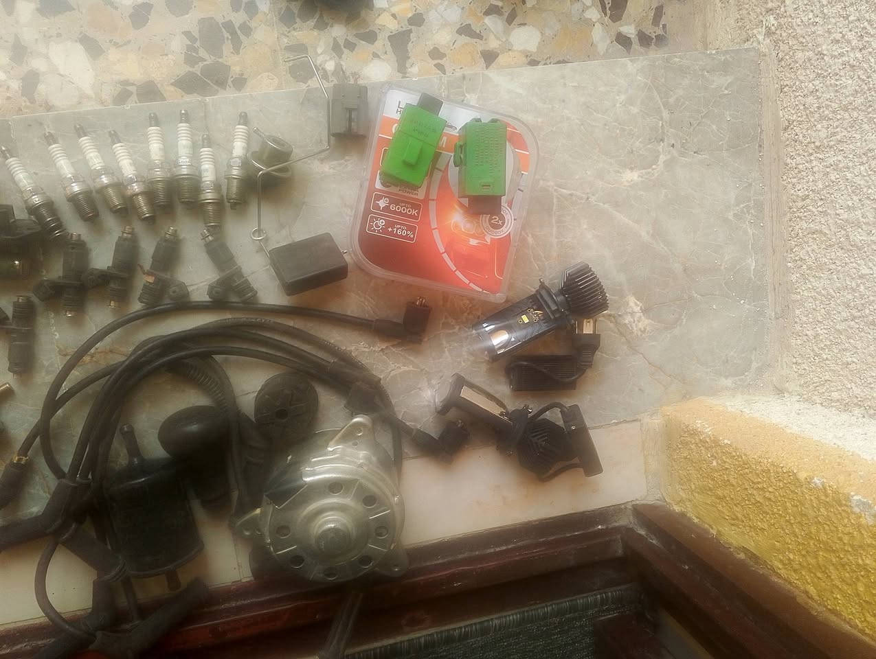 سلام عليكم
عندي هاي الغراظ مال سايبا نوزلات وبلاكات وايرات وكم كتف ورأس روط 
وماطور جديد ماعرف مال هاي سياره 
وهذا لايت شمسي 
ولايت زون الله شاهد اصلي مأخذ بل٤٥
مكانه جسر ديالى قديم ***********
وملاحظ أخذ غراظ مجانيه بس لايتات سعر بل٦٠الف
