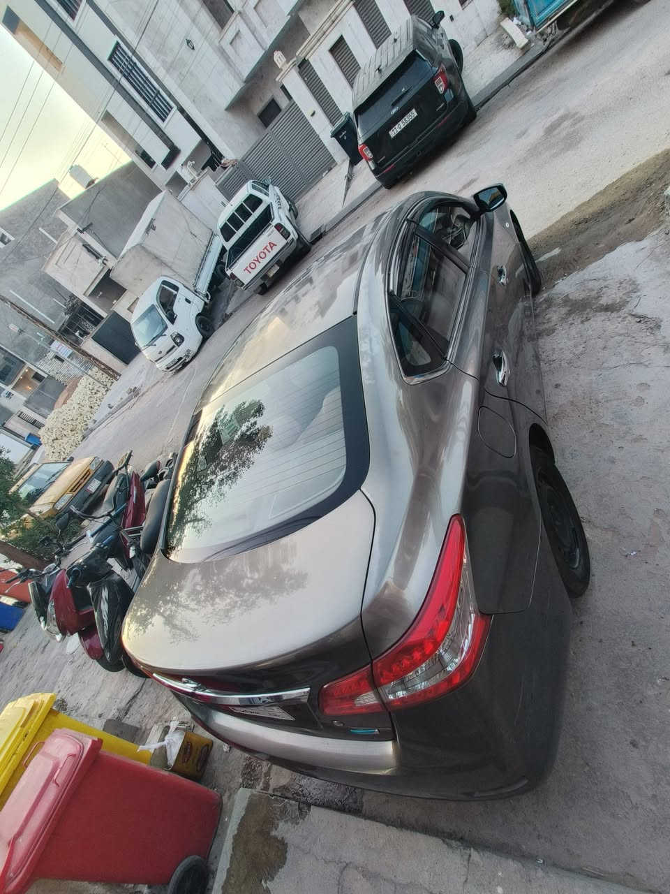 السلام عليكم للبيع فقط نيسان سنترا موديل 2016 خليجي رقم بغداد بأسمي 
لون فيلي 
بيها كم مكان جراد بدون صبغ بدون حادث 
محرك +كير + تبريد  بحالة ممتازه 
صدر بي نواقص 
تخم تاير جديد باتري جديد 
السياره ماشيه 140 الف 
السعر 112 بي مجال بسيط 
مكان السياره بغداد العامريه 
‏‪0773 207 3860‬‏
