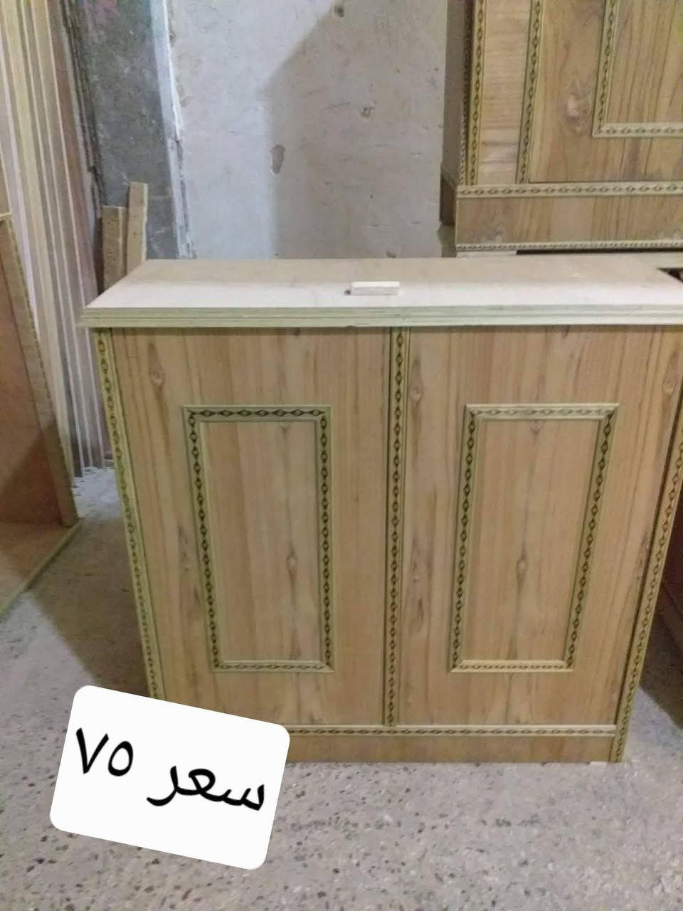 للبيع طول بوفيه ١٨٠  سعرها ١٥٠ الف  آخر واحده طوله ٢ متر  سعرها٢٠٠ ميز صغير ٧٥ عنوان فلوجه يم جامع الكبير رقم *********** للإستفسار
