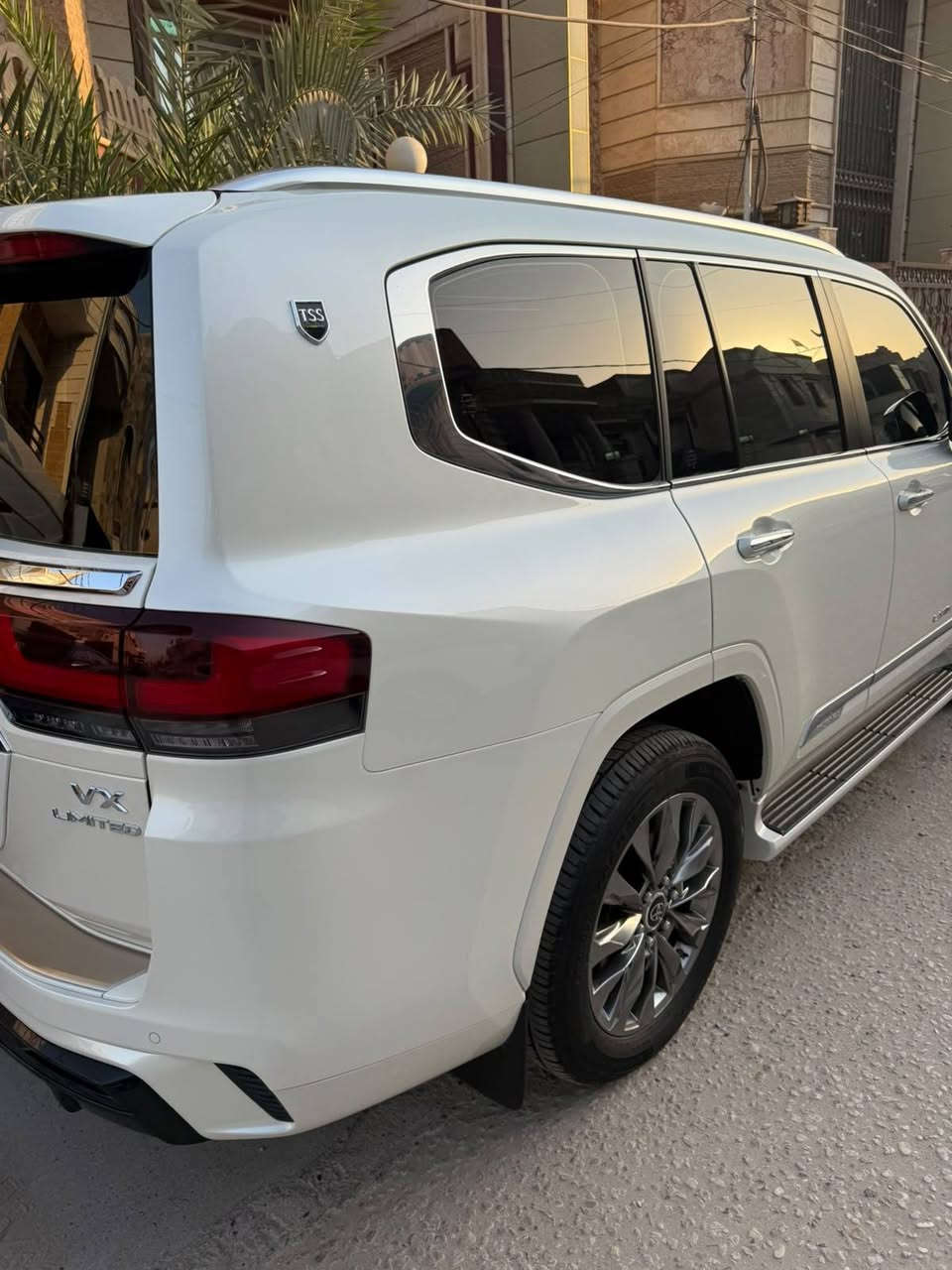 ​✨ تويوتا لاندكروزر  (VX LIMITED) - للبيع ✨مديل ٢٠٢٤ شركه جيهان
سيارة بحالة الشركة (زيرو) وبكامل مواصفاتها الفاخرة: ماشيه 20 الف كيلو 

​الفئة: VX Limited (تويوتا لاندكروزر )

​اللون: أبيض لؤلؤي مميز

​الداخلية: بيج مخمل/جلد راقي مع ديكورات خشبية

​اللوحة: أربيل (كردستان العراق - رقم مميز)

​أنظمة الأمان: مجهزة بنظام السلامة TSS (Toyota Safety Sense). 

​الشاشة والترفيه: شاشة كبيرة مركزية مع نظام صوتي فاخر من JBL. 

​شاحن لاسلكي للواتف Smart Wireless Charger.

​ذاكرة حفظ وضعيات المقاعد (Memory Seats).

​تبريد وتدفئة المقاعد مع تحكم كلي.

​زر تشغيل ذكي (Engine Start/Stop).

​نظام الزحف (Crawl Control) ونظام القيادة الوعرة (DAC).

​تحكم بالدفع الرباعي H4 / L4 مع محدد السرعات (Speed Select).

​فرامل يد إلكترونية + نظام Auto Hold.

​شباك أمامي كروم مع لمسات رياضية بالصدمات.

​جنوط (رنغات) ألمنيوم كروم حجم كبير.

​عتبات جانبية ومقابض كروم.

​منفذ كهرباء خلفي AC 220V 100W مع أرضيات حماية أصلية.

​قلاب خلفي (Hook) وسكك سقفية.
سياره بيها كتب تضليل 
​📌 حالة السيارة: ممتازة جداً وبحالة الزيرو (نظافة تامة داخلياً وخارجياً).
العنوان /بابل 

​📞 للإستفسار والسعر: التواصل عبر الخاص أو الاتصال على الرقم: ***********
