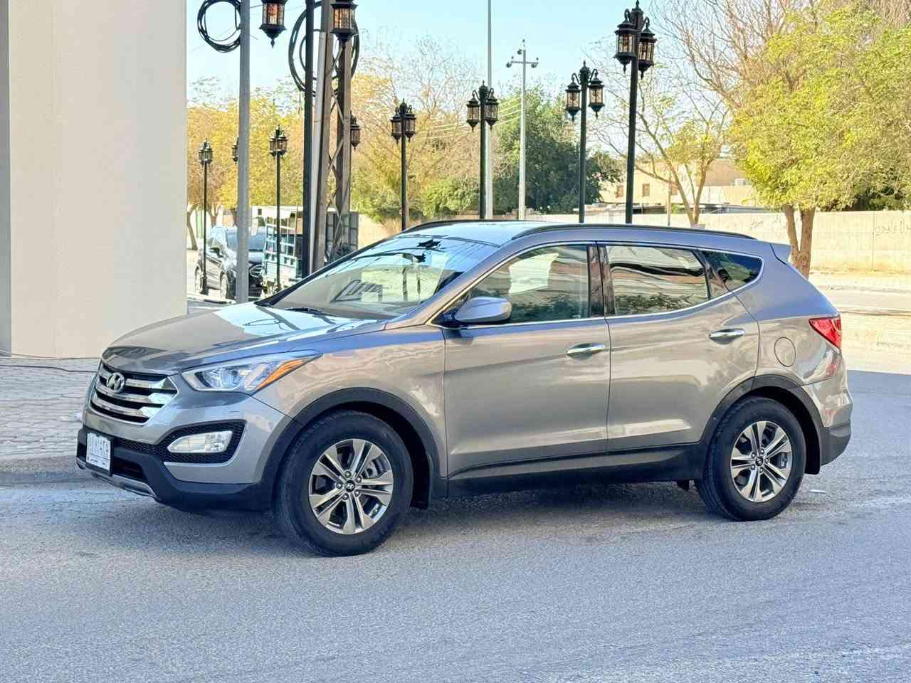 سنتافي موديل 2016 وارد امريكي سعر 130  مع المجال للاستفسار *********** حادثهه شي بسيط   داير جاملغ خلفي بدون داخل وبيهه باب كلير السياره جديده بمعنه الكلمه ماشيه 64 حقيقي  مواصفات كامره خلفيه داوره تحكم استيرن جهتين مثبت سرعه فورويل حداديه  تخم تاير ويل كب كروم حساسات كشنات كهربائي داخل بيجي. تبريد قطعتين ثلج تدفئه شغال مكينه 2400 وكير وضع الشركه مكفولات من الفتح منضومه زينون  السياره جاهزه اي نقص مابيهه سنويه لل28 تحويل مباشر مكان السياره كربلاء
