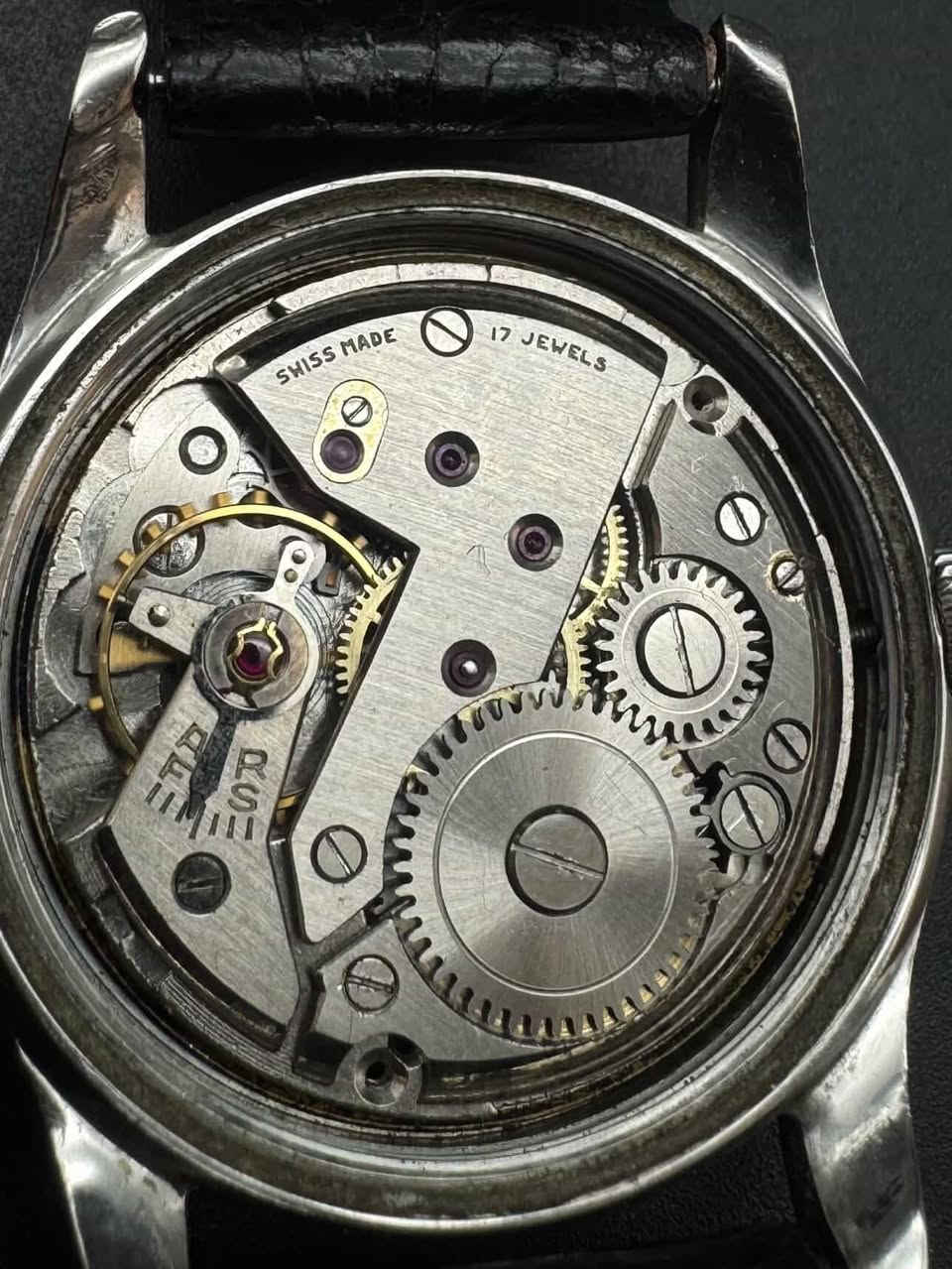 Vintage | فينتج مزاد
العلامة التجارية: (Rodana) شركة سويسرية
(Eishow) : النوع
قياس المينا : 35
المحرك : نصب تكويك 17 جوهرة
منشأ المحرك : سويسري 4
الحاله : نظيفه جداً
المرفقات : علبه حافظه
الخاصيه 1 : مضادة للصدمات (Incabloc)
(Water Proof) مقاومة للماء : 2 الخاصيه
الخاصية 3: (مطلية بالراديوم أو تريتيوم)
الخاصية4:مضادة للمغناطيس
(Antimagnetic)


**إذا كنت صاحب هذا الإعلان وتريد حذفه لأي سبب، رجاءا أرسل رسالة إلى الدعم الفني**