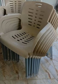 للبيع كراسي السعر مناسب 8000 الف الواحد كلهن جدد 07711485003