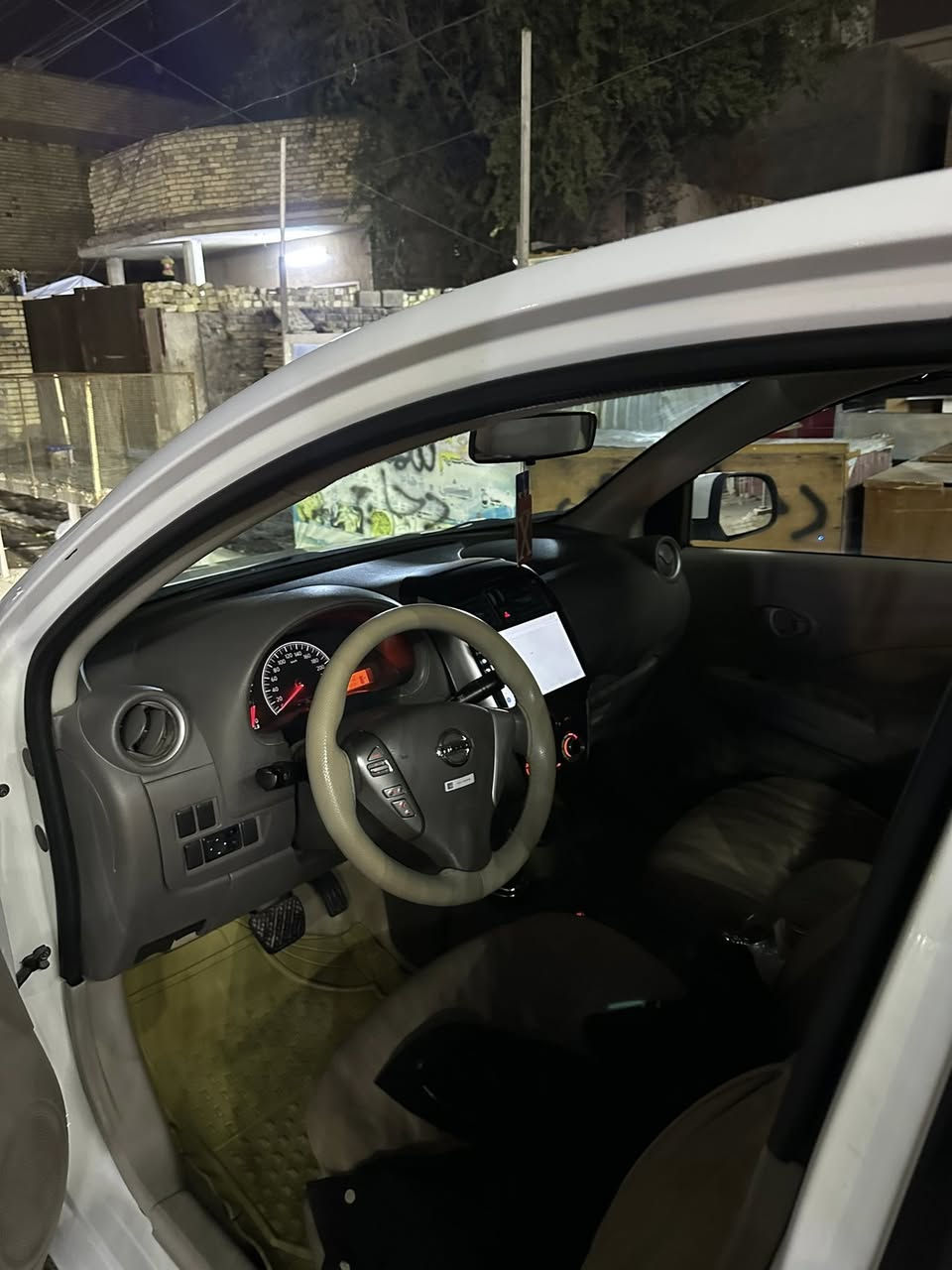 السلام عليكم نيسان سندي موديل 2016  سياره محرك كير مكفول مبدل صدر جديد تخم تاير جديد تدفه تبريد نقص بس دشلي ماشيه سياره 157 فقط حقيقي كامره اماميه خلفيه سعر 1000 بيها مجال بغداد سياره ***********
