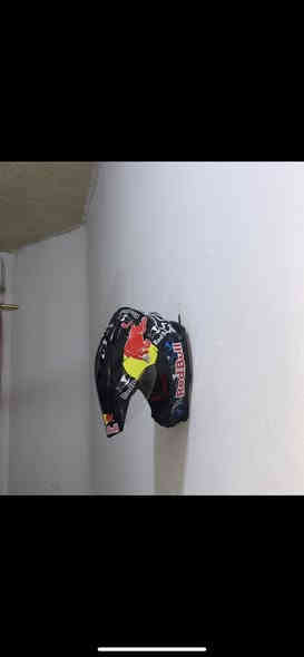 سلام عليكم
خوذة اصلية اخذتهة ب 175$ من الامزون 
مستعجل ع بيعتها ب 100 الف
الجنطه والكارتونة وغراضهة ضايعات
مكاني بغداد ***********
