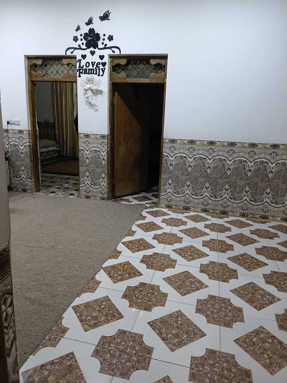 السلام عليكم بيت للبيع في المتنبي مساحة البيت 525متر ثلاث غرف نوم بناء جديد للاستفسار ***********
