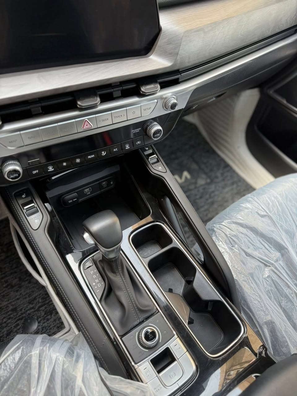 السلام  عليكم تولرايد للبيع  موديل 2024 رقم  اربيل  باسمي  تحويل ثاني يوم  مكانها  الكاظميه الرقم *********** السعر 3000$ وبيها مجال
