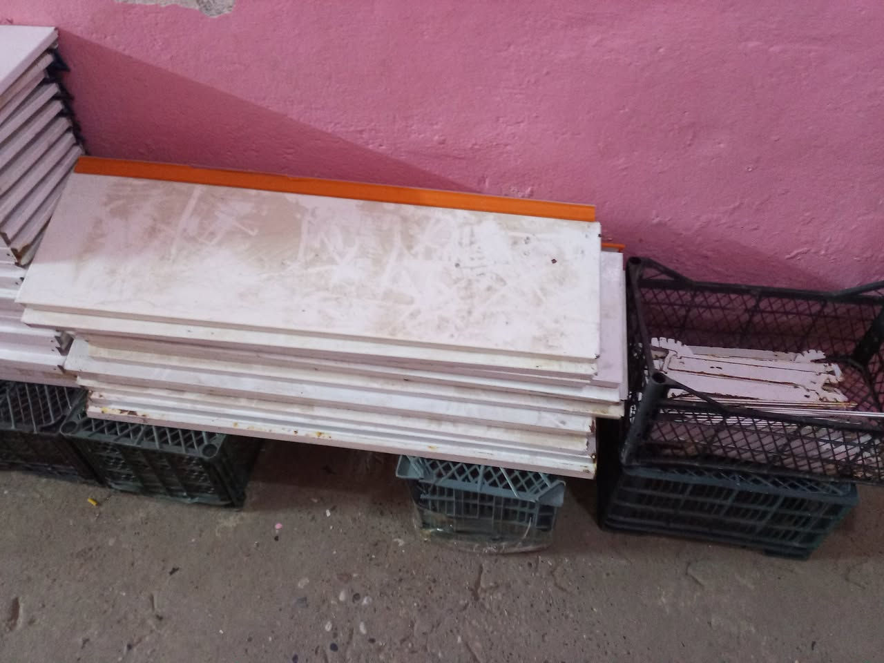 السلام عليكم متاح رفوف محل نوع تركي ثقيل حيل نضاف قياس ٩٠سم×٢٥سم  العدد ٣٥رف+ سكك عدد ٨ المجموع ٤٣قطعه السعر ٢٥٠ الف   للاتصال *********** المكان موصل الجديده
