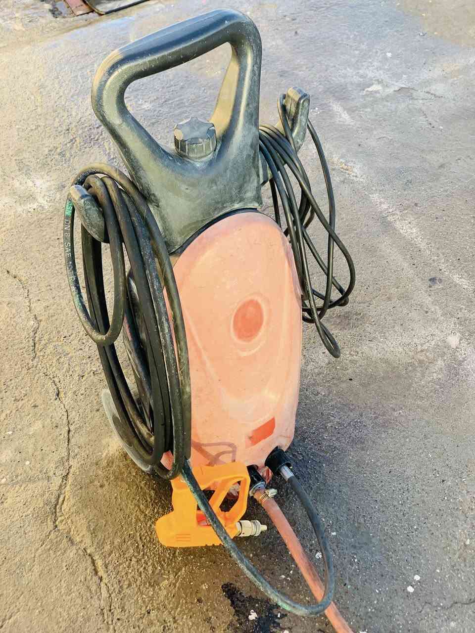 سڵاو هاوڕێیان ئەم کۆمپرێسەرە و غەسلە بۆ فرۆشتن کۆمپرێسەرەکە زۆر تازەیە سعری کۆمپرێسەرەکە ٨٠ هەزار غەسلەکە ٣٥ هەزار  لەگەڵ ڕێزدا..ژم***********
