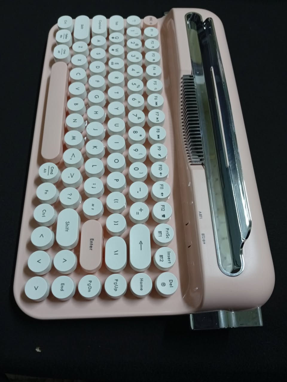 للبيع كيبورد وايرلس Ajazz AF84 Dual-Mode بتصميم ريترو كلاسيكي مميز (أزرار دائرية مثل الآلة الكاتبة). الكيبورد بحالة الوكالة، استخدام خفيف جداً ونظيف تماماً (أخو الجديد).
الاتصال: يدعم التشغيل اللاسلكي بنوعين (بلوتوث Bluetooth 5.0 + فلاشة وايرلس 2.4G) عشان تقدر تشغله على أكتر من جهاز بنفس الوقت.  التوافق: يشتغل على الكمبيوتر (Windows / Mac)، اللاب توب، الآيباد، التابلت، والموبايل (Android / iOS).  ستاند مدمج: يحتوي على مجرى (Slot) مدمج لتثبيت الهاتف أو الآيباد بسهولة أثناء الكتابة.  الأزرار: 84 زر، مريح جداً في الكتابة وسلس (Membrane Silent) وصوته هادئ ومريح للمكتب والدارسة.الطاقة: يعمل ببطاريات AAA (عمر بطارية طويل جداً يصل لأشهر). أربيل, العراق


**إذا كنت صاحب هذا الإعلان وتريد حذفه لأي سبب، رجاءا أرسل رسالة إلى الدعم الفني**