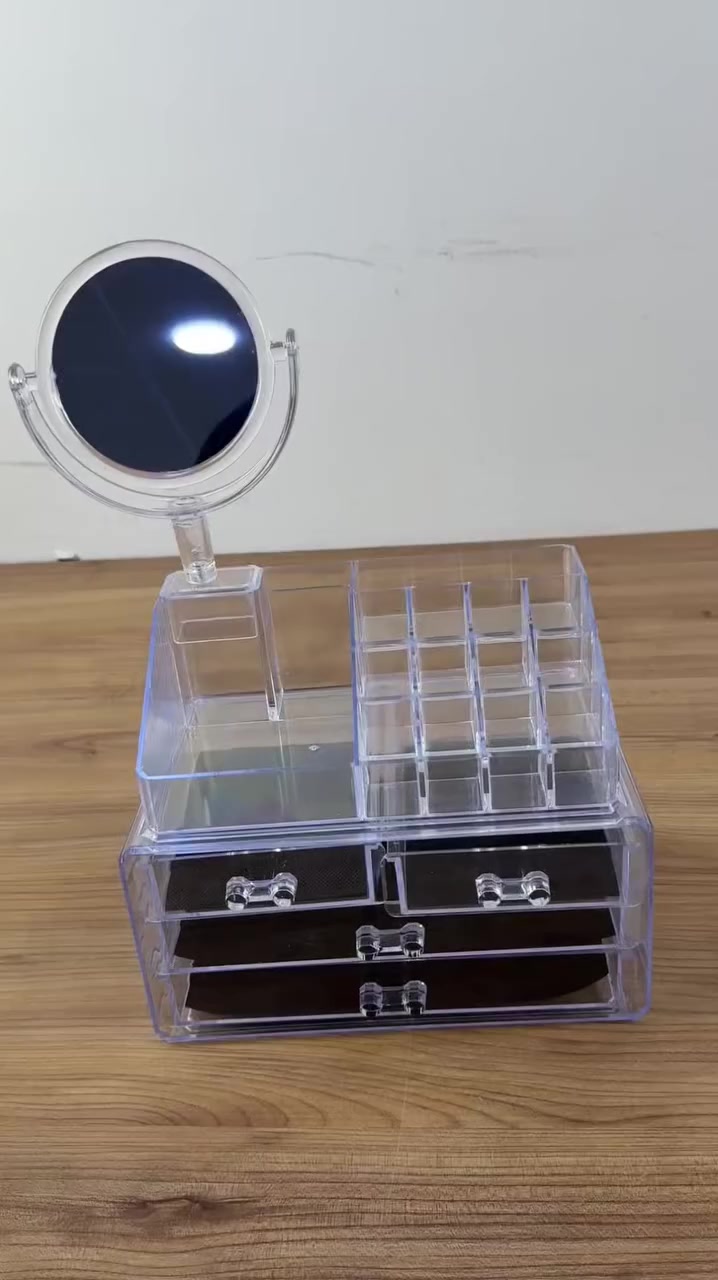 حافظة مكياج مع مرآة
السعر 15 الف

الاستخدامات:
تنظيم أدوات التجميل والمكياج بشكل أنيق ومرتب.
مثالية لحفظ أحمر الشفاه، الفرش، كريمات الأساس، مستحضرات العناية بالبشرة، والمجوهرات الصغيرة.
المرآة الدائرية تساعد على تسهيل عملية المكياج اليومية بدقة ووضوح.
تصلح للاستخدام في غرف النوم، صالونات التجميل، أو على طاولة المكتب كمنظّم عملي.

المميزات:
تصميم شفاف عصري يتيح رؤية المحتويات بسهولة.
مزودة بـ 4 أدراج واسعة لحفظ أدوات المكياج والإكسسوارات.
الجزء العلوي يحتوي على أقسام متعددة لتخزين الفرش وأحمر الشفاه والأدوات الصغيرة.
مرآة دوّارة عملية لتسهيل وضع المكياج.
مقابض كريستالية صغيرة أنيقة لسهولة السحب والإغلاق.
مصنوعة من بلاستيك أكريليك متين وخفيف الوزن.

محتويات الصندوق:
حافظة مكياج بأربعة أدراج مع تقسيم علوي.
مرآة دائرية قابلة للدوران.

ملاحظات:
أبعاد الغلاف: 23 × 19 × 16 سم.
سهلة التنظيف بقطعة قماش مبللة.
مناسبة للاستخدام الشخصي أو كهدية أنيقة لمحبات المكياج.


**إذا كنت صاحب هذا الإعلان وتريد حذفه لأي سبب، رجاءا أرسل رسالة إلى الدعم الفني**