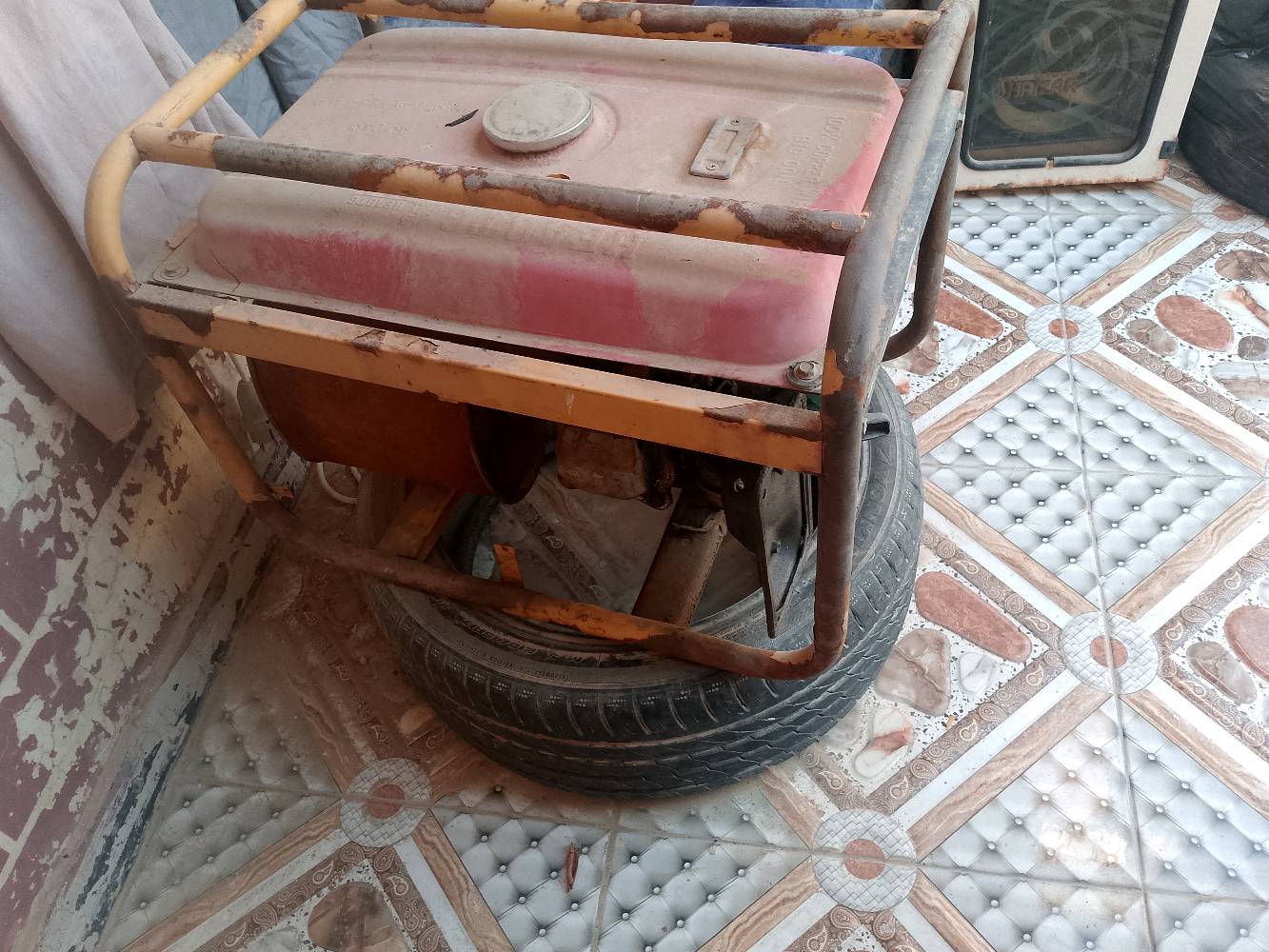 هبهب _حي العسكري مولد كهرباء يعمل بالبنزين، ماركة ASTRA KOREA. تصميمه قوي ومتين، مثالي لتزويد الطاقة في المناطق النائية أو عند انقطاع الكهرباء. يحتاج إلى تنظيف وصيانة بسيطة ليعود لكفاءته الأصلية. متوفر بسعر مغري لمحبي الصفقات الجيدة.
