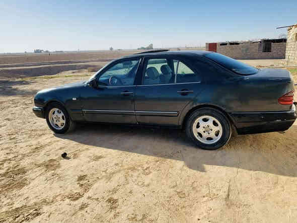 الحلال #للبيع نضربت ربي يجفيكم الشر خل اسولفلكم تفاصيل السياره واني مسوول عليها وعلى كل كلمه اكولها ..
1- مارسيدس موديل 2000 منفيس ومنفيسها ضايع 
2- كهربائيات شاشه اصليه تاب جبيره ومسجل دف اربع سماعات صوت يخبل ولايتات عالي ناصي واشاير وهورن وتدفئه شغاله نار 🔥 وتبريد فقط راديتر عايزها
3- باتري جديد بالكارتون واصلي
4- فتحه سقف وشغاله
5-كير ومحرك اصليات بلاديات شرط مامصلحات شرط اوتماتيك 
والله شاهد على حرف مثل ماكتبت كلشي شغال وكلشي شرط
السياره تعرضت لحادث شوف عينكم ربي يجفيكم الشر بس الحمدلله الحادث ما ماثر عليها لان بالبجم الوره هسع السياره شغاله وكلها شرط بعدها على وضعها فقط تضررت من وره .. هذا رقمي *********** ومكاني الشرقاط والسياره هسه يم السمكري
والسعر 25وبيها مجال حك الجيه
