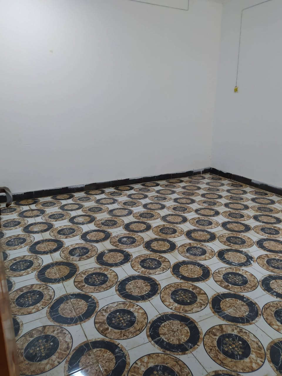 للبيع 100 متر مربع طابقين يحتوي 3 غرفه استقبال خارجي حمامات عدد 2 أساس حجر بناء طابوف السماوه السعر 45 وقابل للتفاوض ***********،،يبعد عن الشارع العام 250،،متر
