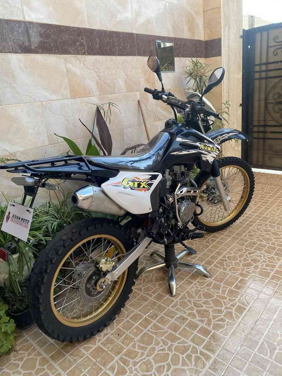 کاویار CC 350 للبيع في أربيل
 للبيع بشرط الكير والمحرك والشاسي سليمين تماماً (بدون أي لحيم أو تعديل على البارد).
 الدبلات ممتازة ومضبوطة.
 الإطارات و البريكات الأمامية والخلفية بحالة ممتازة وجديدة.
 الكهربائيات كلها شغالة وبدون أي نقص.
 المحرك صوته ناعم جداً وممتاز، وبدون أي عيوب أو طقة نهائياً.
السعر المطلوب: 5.5$ أوراق ونصف وبيه مجال أخوية.
انا من أربيل
رقم الهاتف: ***********
