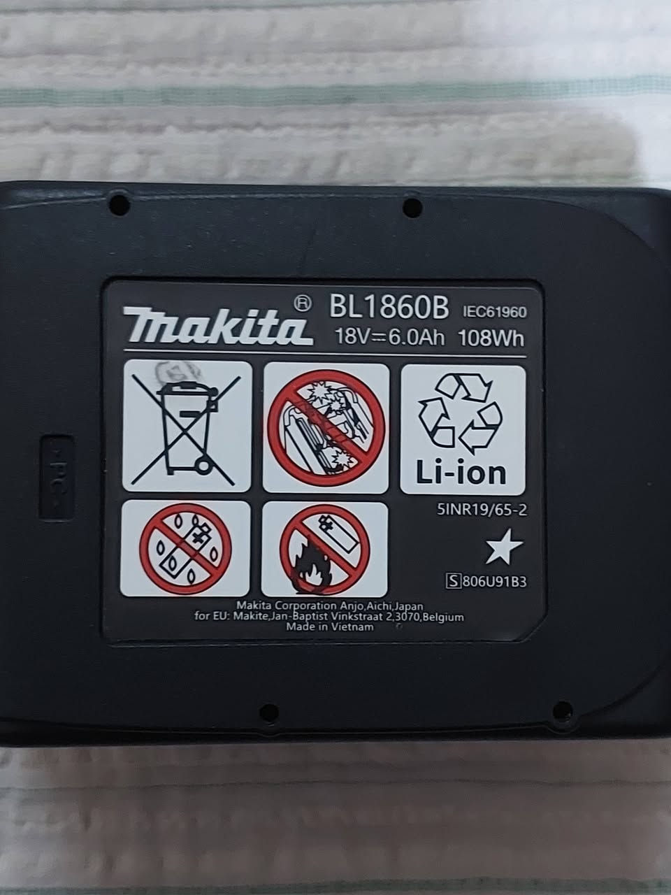 سلام عليكم 
للبيع بطاريات ماكيتا 18 فولت 3 قطع 6 امبير وقطعة وحدة 5 امبير جديد ما مستخدم انطونة بيهن سعر وبلعافية على الياخذهن توصيل موجود


**إذا كنت صاحب هذا الإعلان وتريد حذفه لأي سبب، رجاءا أرسل رسالة إلى الدعم الفني**