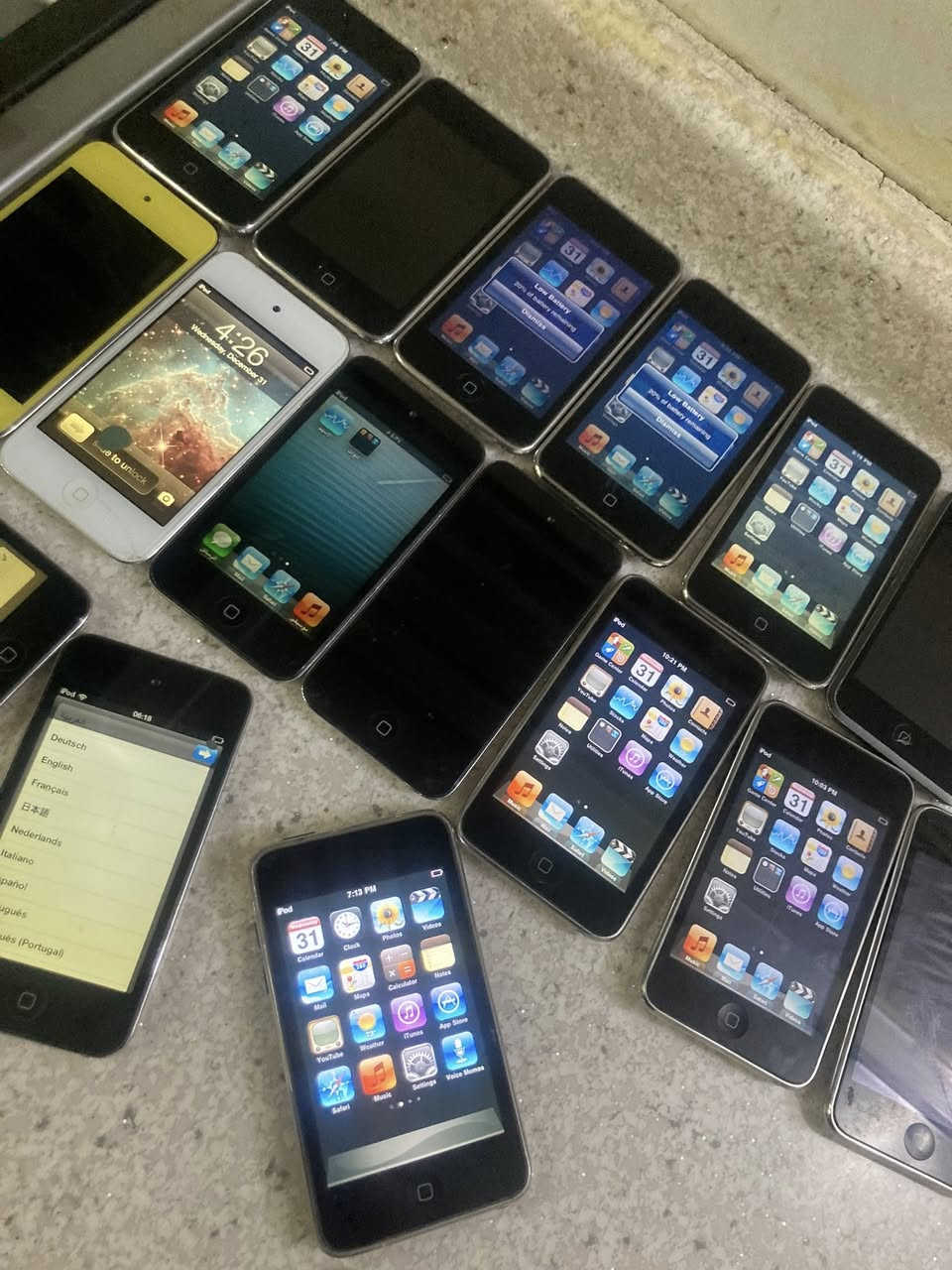 iPod
جيل الاول والثاني فقط 
بيهن نظيف بيهن شاشات مفطره بيهن يشتغلن عالكهرباء بس بيهن طافي نظيف 
جمله مفرد البيع 
للحجز واتساب ***********
يوجد توصيل 
العدد 800 قطعه
