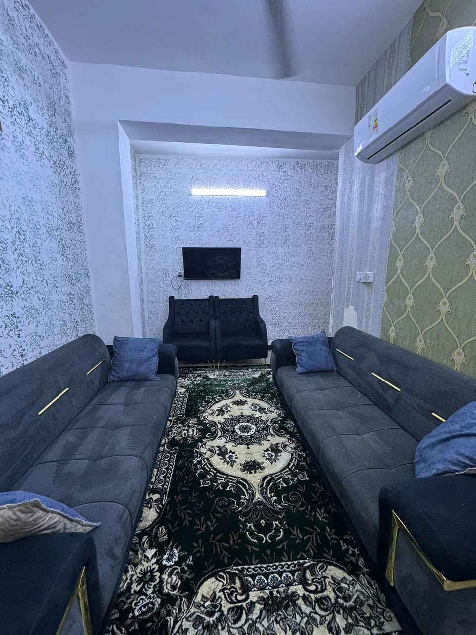شقق مفروشه للايجار تقع في شارع فلسطين للعوائل المحترمه ( مستمسكات قانونيه ) قرب الجامعه المستنصرية ع الشارع العام ركن موقع جدآ مميز قريب ع جميع الدوائر الحكوميه وع الاسواق والمولات والمحلات التجاريه وقريب ع المستشفى العالمي مزوده بكهرباء ذهبي يشغل سبالت تدفئه وتبريد ٢٤ ساعه ما تحس كهرباء تنقطع وخدمة الانترنيت وكامرات مراقبه و ثلاثة حراس امنين ومصعد يعمل ٢٤ ساعه كل هذه الخدمات من ضمن الايجار الايجار الاسبوعي 450 الف والشهر يبداء من 1050000 الى 1650000كل هذه الخدمات من ضمن الايجار ( ملاحظه قبل لا تعلق ) جميع هذه الشقق وفرت لأسباب معينه وليست للسكن الدائم من اهم اسباب الايجار المؤثث في بغداد . ١ / العراقين المغتربين في الخارج في خارج والقادمون لغرض الزياره الاقارب وانجاز المعاملات الرسميه ٢/ العوائل القادمون من المحافظات الى بغداد لغرض العلاج او المعاملات الرسميه او الدراسه او غير ذالك ٣/ العرب او الاجانب المتواجدون في بغداد لغرض العمل ٤/ عوائل من بغداد ولديهم بناء او ترميم في منازلهم او تحويل من منزل الى اخر واسباب كثيره لاكن اخترنا لكم اهمها التواصل عبر الارقام ***********
*********** متوفر واتساب
