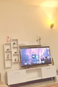 ميز تلفزيون • خشب اصلي • نضيف مية بالمية