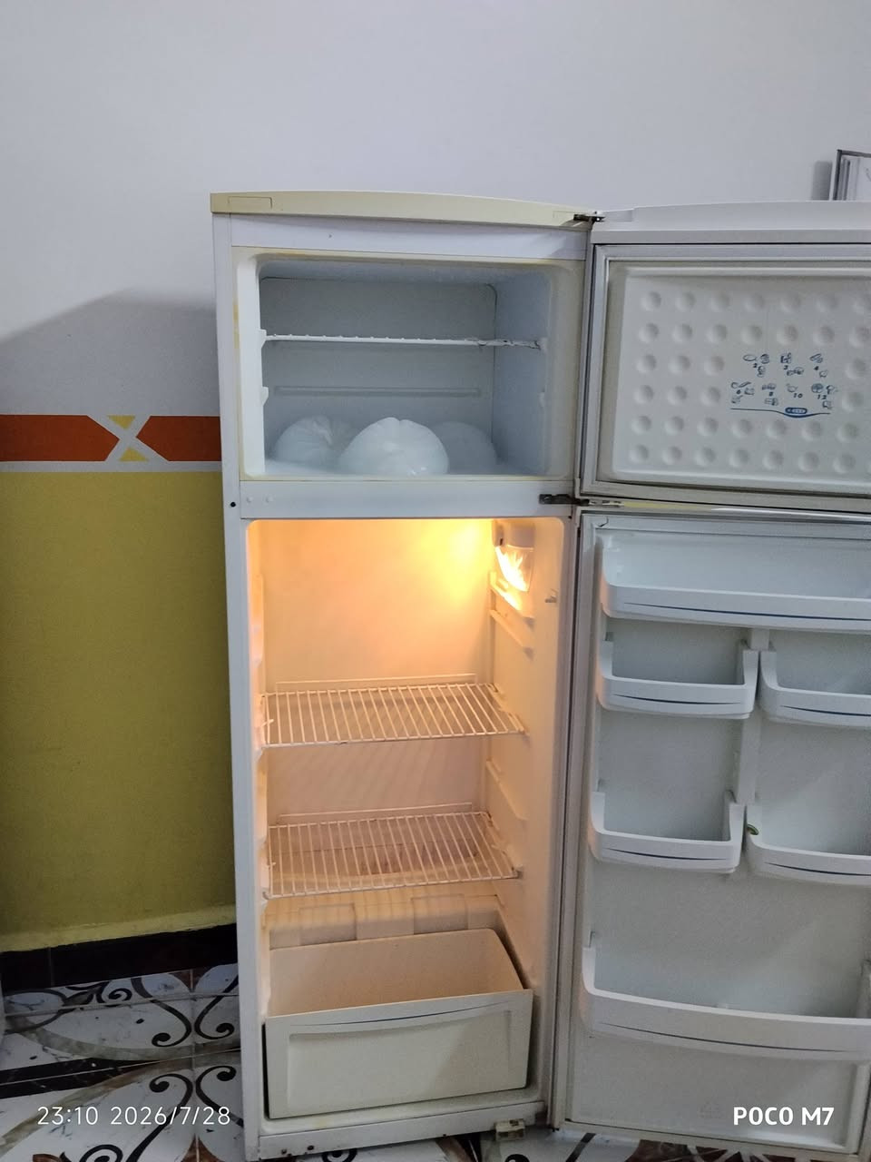 ثلاجه نضيفه اي عيب مابيه السعر 160 بل شرط الشراي يخابر ***********
