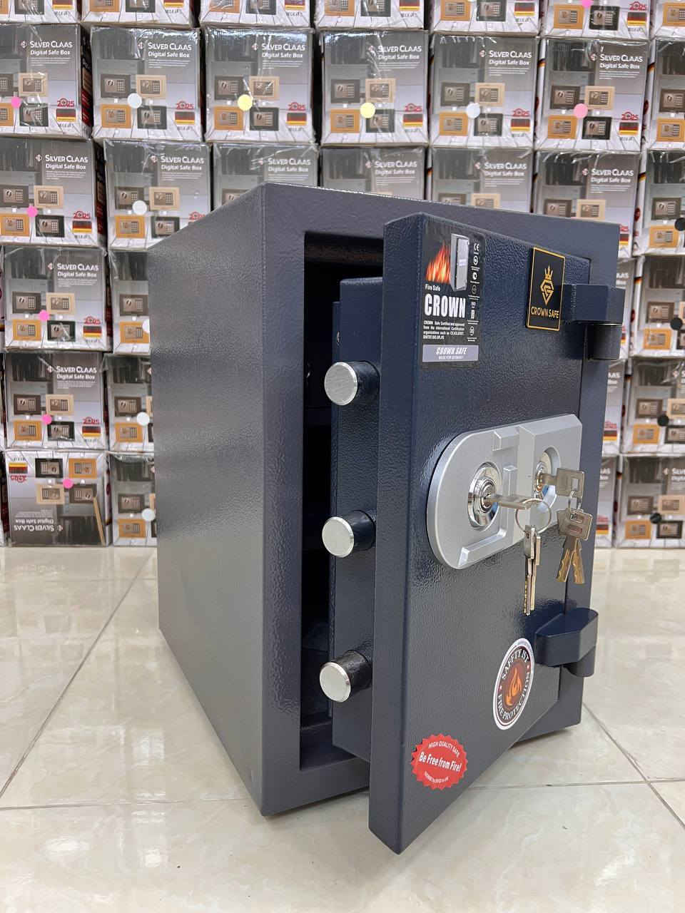 قاصة ثقيل حشوة صب ضد الحريق نوع كراون دبل كيلون تحتوي على رف مع قاصة داخلية شفتات عدد 6 وزن 55 كيلو 
ارتفاع 50 عرض 35 عمق 42 سعر 175 توصيل مجاني جميع المحافظات العراق للحجز والاستفسار مراسلة واتساب *********** خناقين, ديالى
