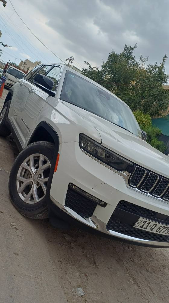 السلام عليكم للبيع او مراوس جيب كراند شيروكي موديل 2022 وارد امريكي بدون صبغ بيه ٣ قطع تبديل نفس الون وبيه تعديل بل شاصي شي بسيط سياره فوول موصفات لمتد ماشيه 40 ميل  سياره جاهزه اي نقص مابيه السعر 250 وبيه مجال  بسمي مكانه بغداد حي الجهاد استفسار اتصل *********** بغداد, العراق
