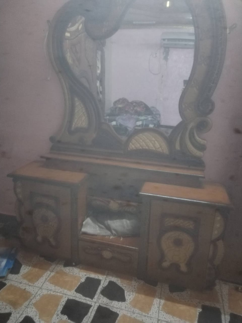 غرفة اخشاب بية ظرر قليل يعني جام يدات. جرباية مكسورة شراي يتصل بية ***********
