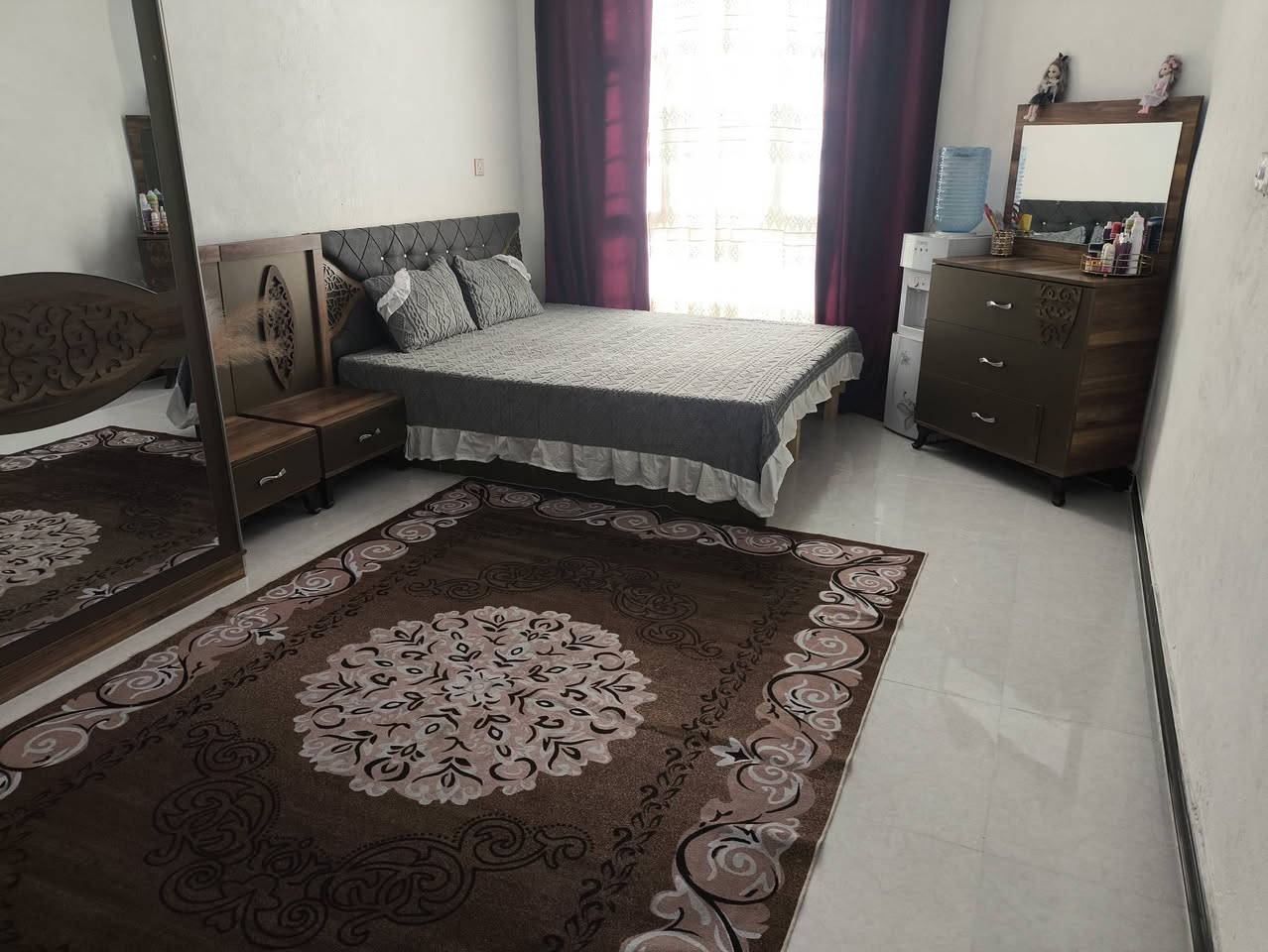 مشتمل للبيع مساحه بلسند 75واقع حال 100 طابقين الطابق الاول عكاده والثاني سندويج الطابق الاول ستقبال وصاله ومطبخ وحمام ومنور والطابق الثاني غرفه وصاله وحمام وسطح حي الشهداء قريب الملعب ***********
