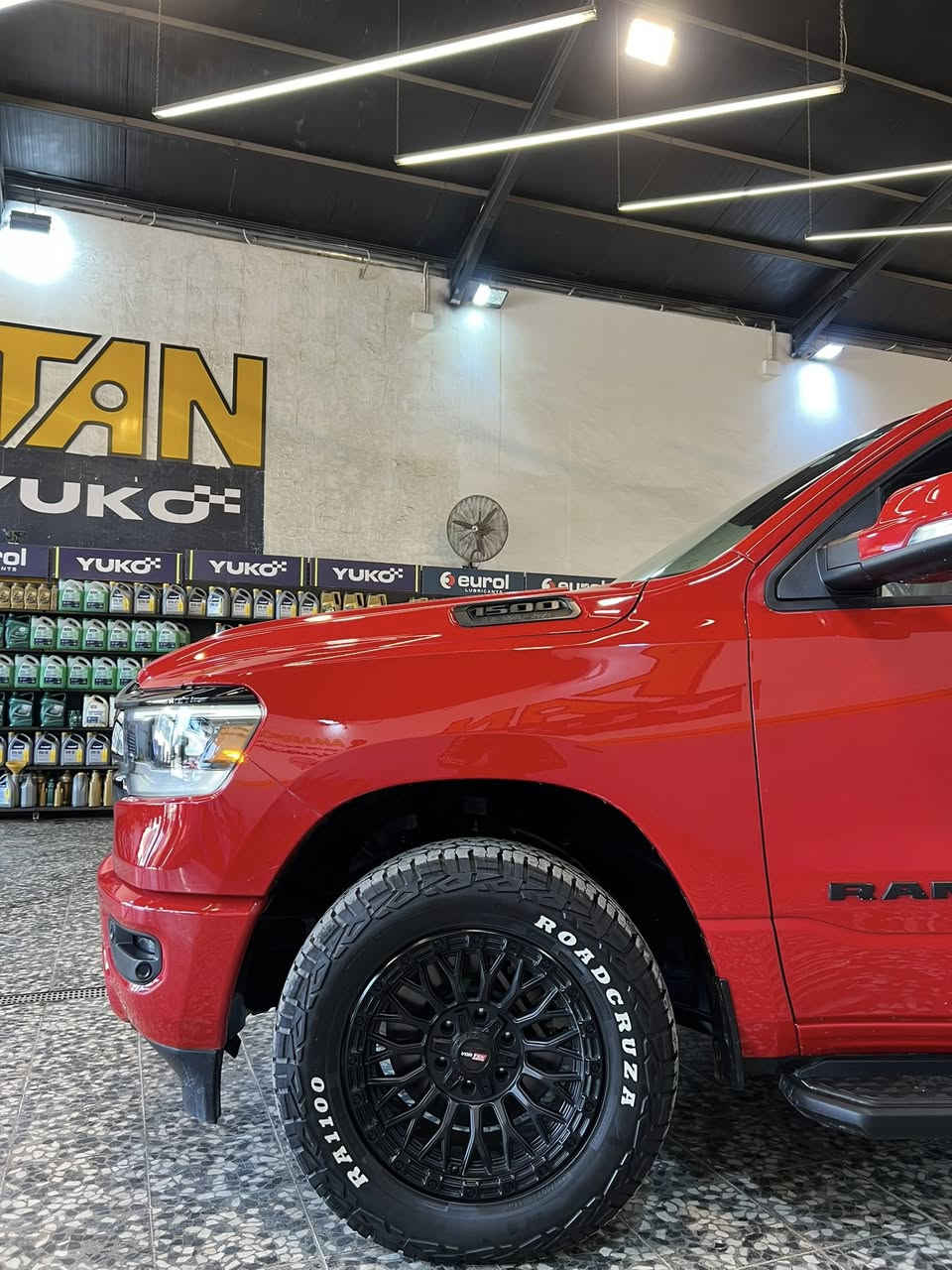 � دوج رام سبورت 2022
• المحرك: HEMI V8 سعة 5.7 لتر
• القوة: 395 حصان
• العزم: 556 نيوتن متر
• ناقل الحركة: أوتوماتيك 8 سرعات
• نظام الدفع: دبل أو دفع خلفي
• شاشة كبيرة Uconnect مع Apple CarPlay و Android Auto
• تشغيل بصمة + ريموت ستارت
• رنكات رياضية 20 إنج
• كاميرا خلفية
• رادار أمامي وخلفي + حساسات توقف
• مقاعد جلد رياضية
•سياره كلين تايتل بيها طخه بسيطه بارد بعدني ما مسويها 
/سعر 385 وبيها مجال
الاتصال: ***********
***********
