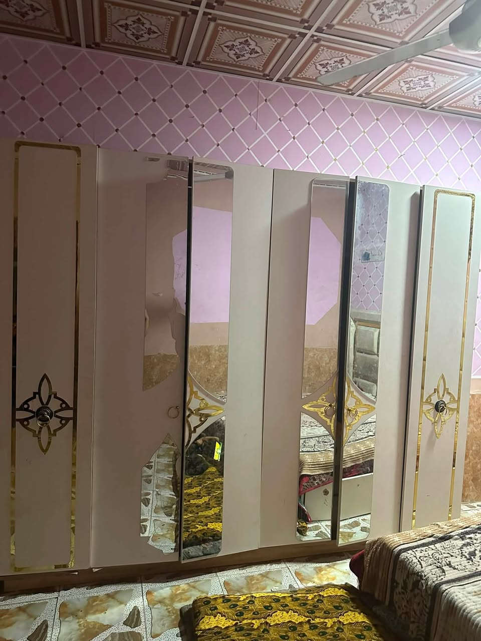 السلام عليكم 
غرفه خشاب تركيه مستعمله للبيع بسعر 150للاستفسار/ ***********
