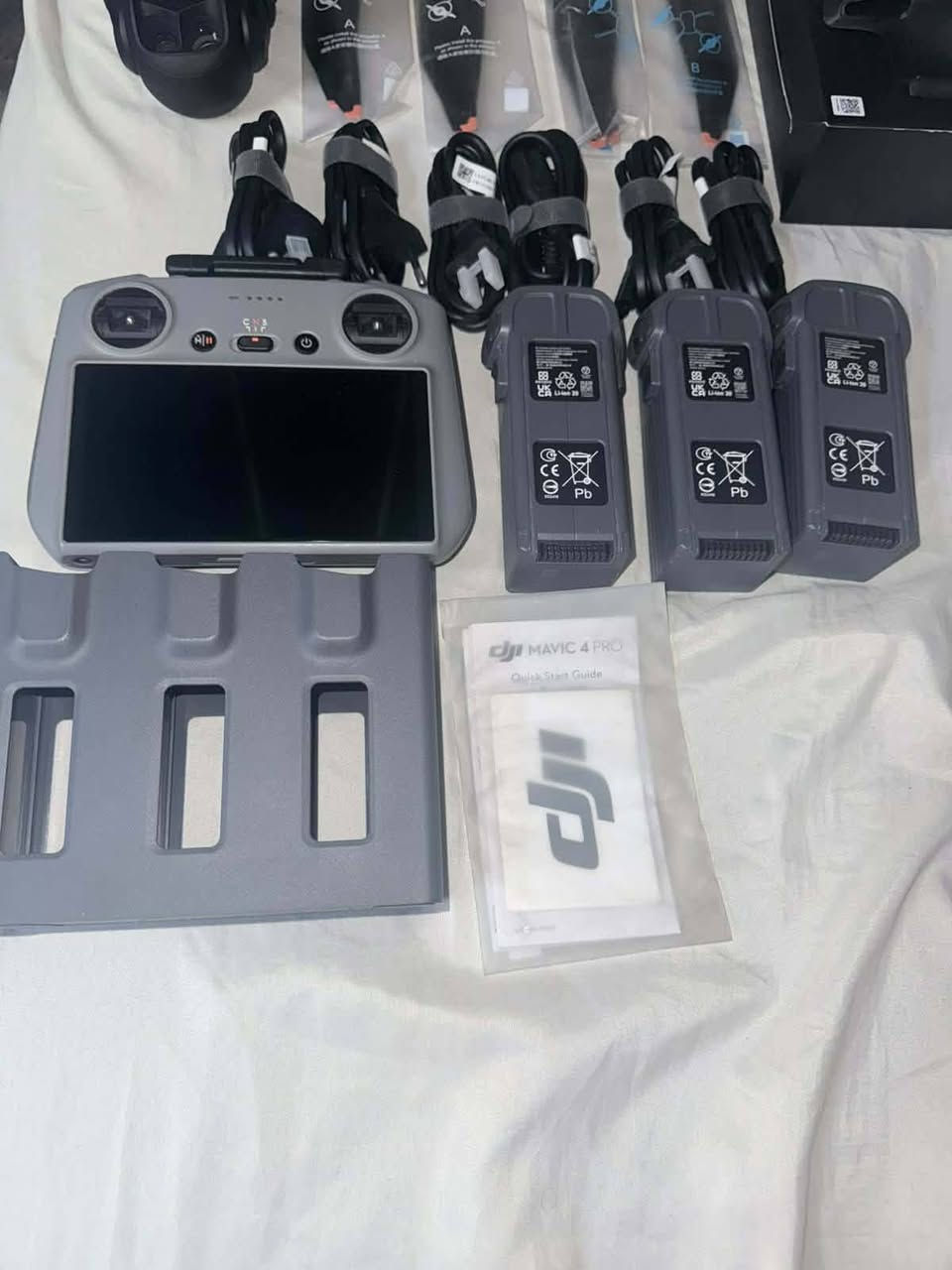 السلام عليكم
dji.   
MAVIC.  4.    PRO.  KOMPO. SMART
مافك فور برو كومبو سمارت 
درون نضافه 100/100 
مكفوله 
ستعمال قللللليل 
السعر وكل التفاصيل داخل خاص 
***********

