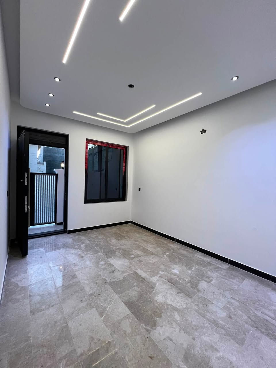 دار للبيع بمساحة 100 متر  تصميم حديث و شغل درجة اولى🏠
📍موقع البيت بغداد الكرخ حي الجهاد منطقة ديوان المخابرات 

تفاصيل البيت ⬇️

➖ طابقين ونص.
➖ الداخل 5 غرف نوم واسعة.
➖ صالة الاستقبال 
➖ مطبخ مرتب
➖ 3 حمام بنظام حديث

التشطيبات والمواد ⬇️

➖ الواجهة تغليف بورسلين.
➖ الأرضية مرمر 
➖ الشبابيك ألمنيوم عازل بجودة ممتازة.
➖ ديكورات داخلية

📌 للاستفسار و معاينة البيت ميدانياً

الاتصال على الارقام ابو يوسف ***********
