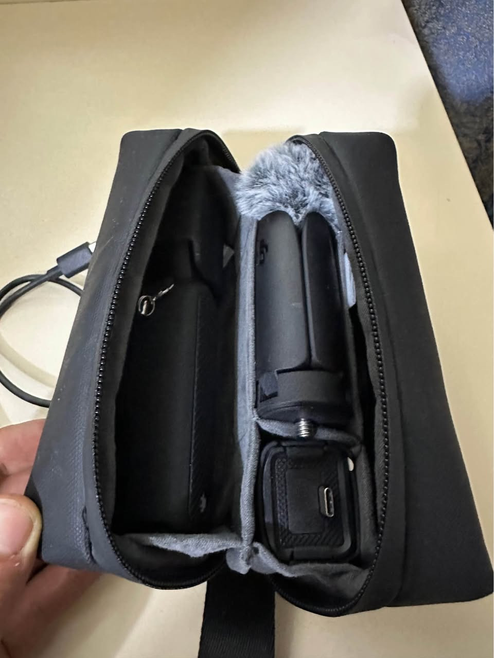 سڵاو هاوڕیانی ئەزیز 
Osmo pocket 3creatour combo 
بۆ فرۆشتن بەکارهاتووی مەنگێکە خۆ هەڵم پچراندوە خاوێنی ١٠٠/١٠٠هەموو شتەکانیشی لەگەڵە و کەڤەریشم بۆی کڕیوە کەوا دەعی سەر لێنز وە دەرعی شاشەی پێوەیە وە دوو لایتی لیدیشی لەگەڵدایە
وە بۆ زانینی نرخ دەتوانین نامە بنێرن یان پەیوەندیمان پێوە بکەن گەیاندنیشمان هەیە 
*********** أربيل, العراق
