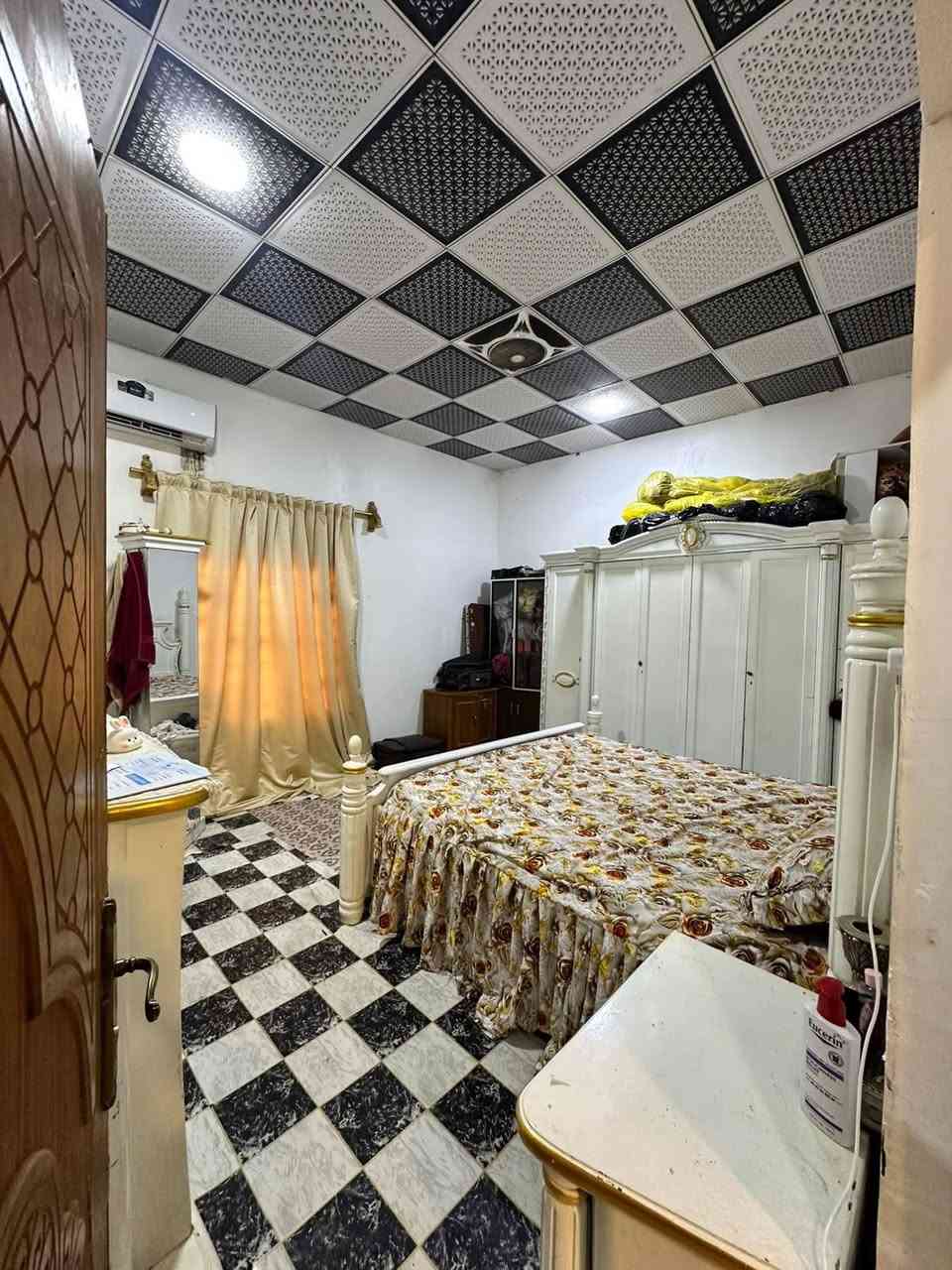 السلام عليكم توفر بيت بناء جديد و بناء شخصي 
ملك صرف زراعي بسم عراقي مساحه 200متر 
ب 86 وبي مجال شراي يتصل ***********
