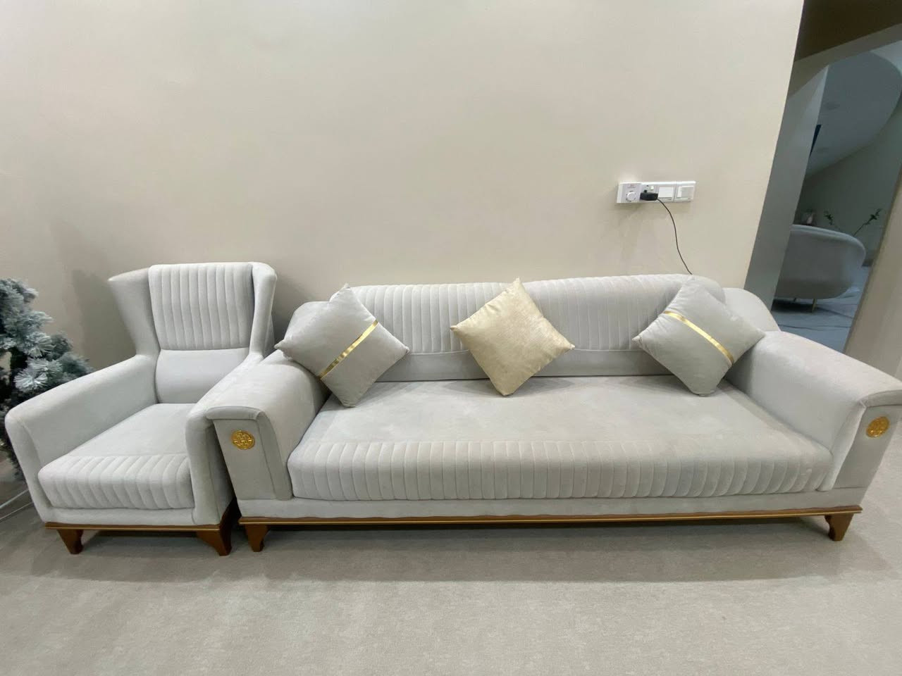 🛋️ تخم قنفات تركي "شبه جديد" للبيع 🛋️
​للبيع تخم قنفات  بتصميم تركي راقي ونظافة ممتازة جداً، التخم بحالة بلادية ومستعمل استعمال قليل.
​الحالة: نظيف جداً (نسبة النظافة 90%).
​المنشأ: تركي أصلي (متانة وشكل).
​عدد القطع: يتكون من 6 قنفات.
​المميزات: القماش نظيف، الإسفنج بعده بقوته، والخشب متين جداً مثل ما واضح بالصور.
​📍 الموقع: النجف الأشرف.
​للتواصل والاستفسار، يرجى مراسلة الصفحة أو المراسلة عبر الواتساب على الرقم:
📞 ***********
