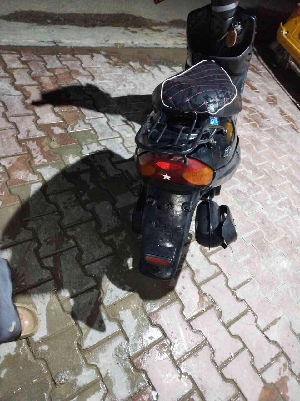 السلام عليكم
دراجة للبيع نضيفه حيل نكره سلف مرتبه حيل مكاني العزيزيه شارع المحكمه القديمه يم المستوصف السعر 200 وبيها مجال للاتصال ***********
