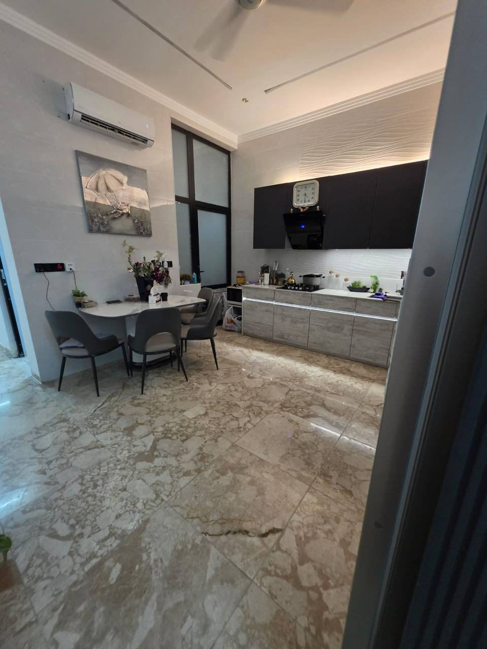 عرض مميز من مكتب المسار الهندسي للعقار والمقاولات 📊

🏡منزل مؤثث للبيع الطالبية مربع البيروتي 

5*30=150 

🏗️بناء2025 حديث
🏞️ كراج حديقة 
مدخلين غرفة خطار 
🛏️4نوم سويت
مطبخ تركي
هول حولي واسع
🚾خدمات 
سطحين وبيتونة
واجهة مرمر ارضية مرمر من الطابق الارضي للبيتونة+بوب قاصة شبابيك ألمنيوم
📍ملاحظة البيع مع الأثاث 📍
***********
(التسلسل104)
