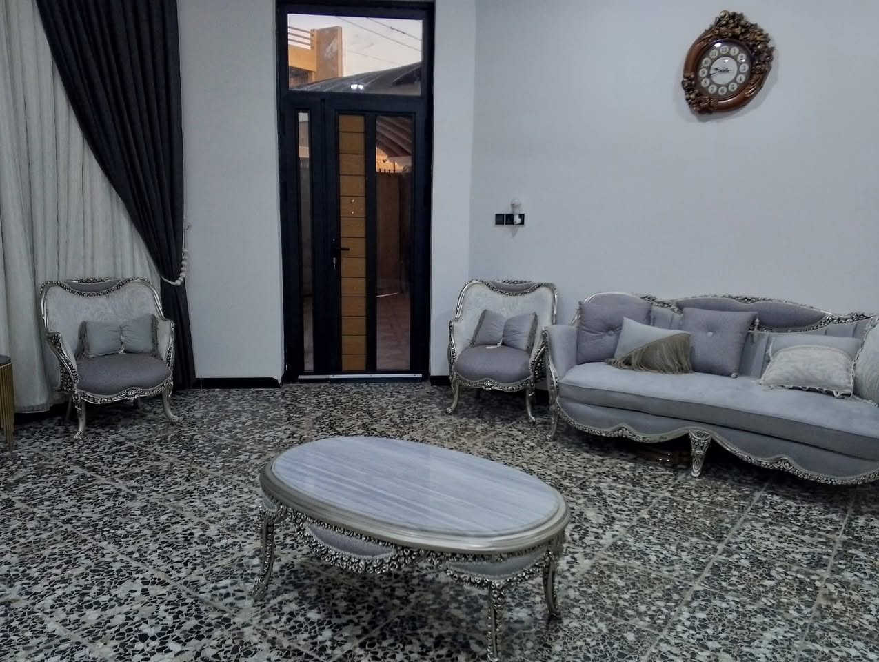 بيت بناء حديث للبيع المساحه 250 متر السعر 130 مليون بالبكرلي الثالثة قرب جامع سلمان المحمدي قرب قاعة الحديد بناء طابوق جمهوري عالي عن الشارع يحتوي على ثلاث غرف نوم وصاله ومطبخ وهول وصحيات داخلية وصحيات خارجية وكراج سياره وحديقة قرب خط كيات البكرلي خدمات كامله ماء اساله وكهرباء ظفيرة ومجاري يقع على شارع عرضه 10 أمتار سند 25 طابو زراعي تحويل مباشر باسم المشتري للاستفسار ***********
