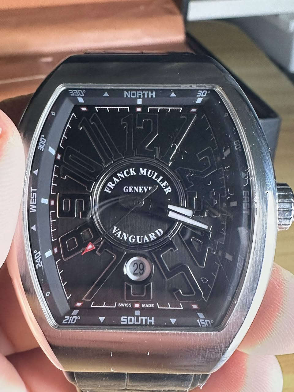 ساعة Franck Muller Vanguard أصلية سويسرية 🇨🇭  

• مكينة أوتوماتيك Swiss Made  
• احتياطي طاقة ~حوالي 48 ساعة  
• زجاج Sapphire مقاوم للخدش  
• هيكل بتشطيب يدوي فاخر  
• تصميم Vanguard المميز (منحني وفخم)  
• مقاومة ماء 30 متر  
• أرقام مصنوعة ومطلية يدويًا  
•21-28 حجر كريم 

الساعه متوقف انتاج هذا الإصدار من الشركه يعني ساعه من النوادر و تاخذه تصير إرث لاحفادك، قطعه راقيه و قويه 
الساعه ضمان 100 ب 100 أصليه وعلى الفحص جايه بدون كارتون و بدون اوراق ، و الساعه مو امزووووووون مو امزوووووووووووون حلال العالم لتكسر بي 

السعر 300 الف دينار عراقي توصيل موجود كل العراق 5


**إذا كنت صاحب هذا الإعلان وتريد حذفه لأي سبب، رجاءا أرسل رسالة إلى الدعم الفني**